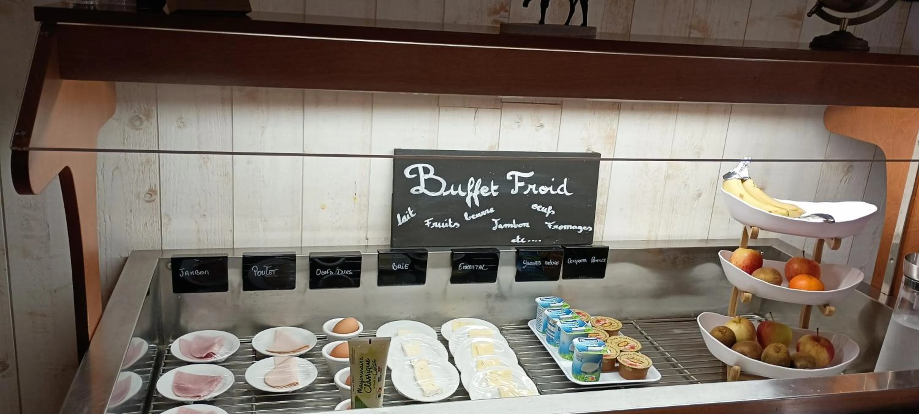 Buffet breakfast in Hôtel Le P'tit Monde