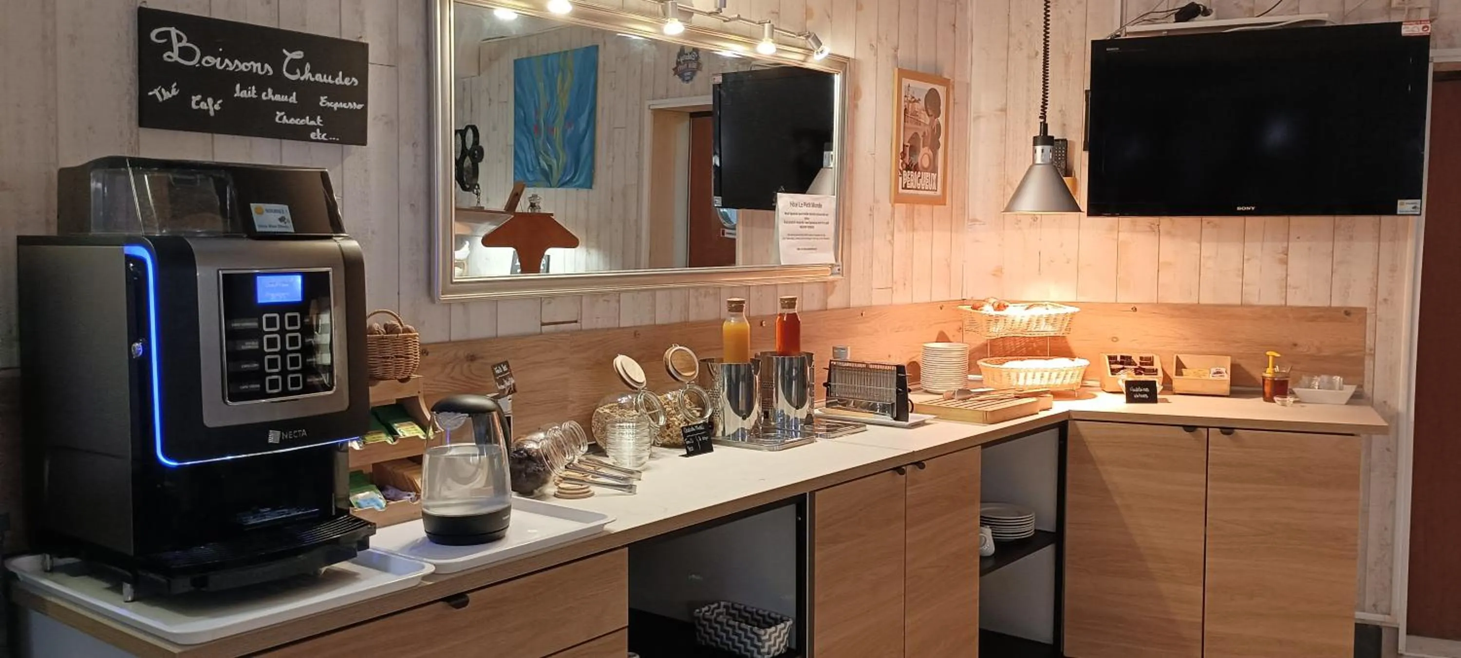 Continental breakfast in Hôtel Le P'tit Monde