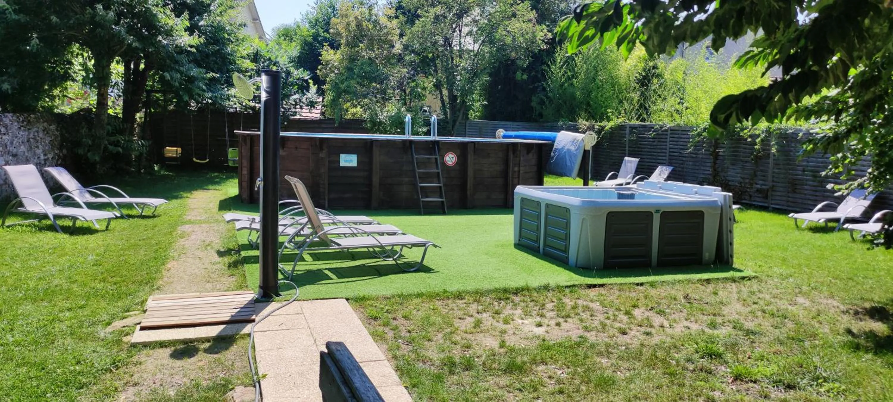 Spa and wellness centre/facilities in Hôtel Le P'tit Monde