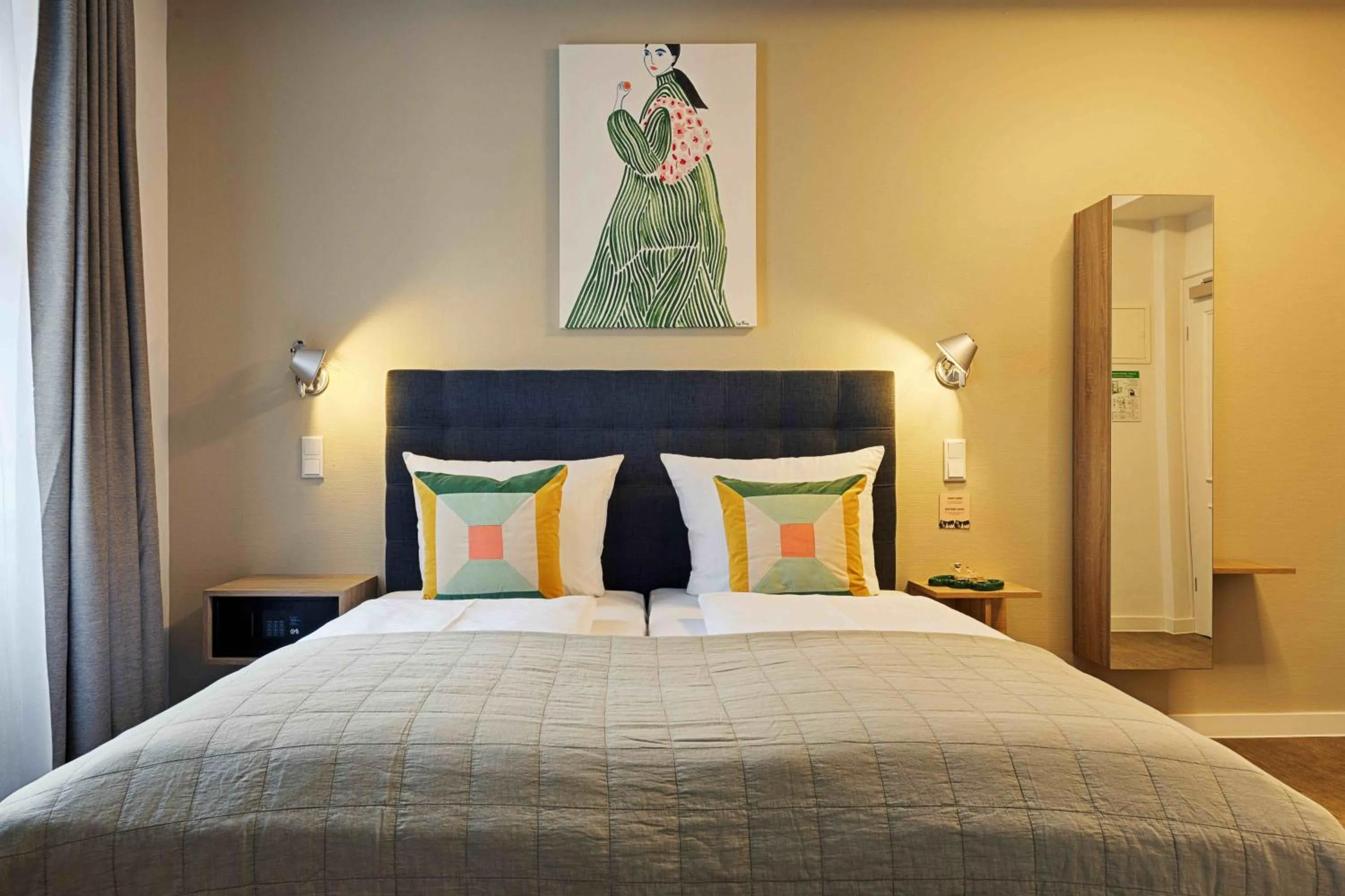 Photo of the whole room, Bed in Hotel Zur Stadt Mainz in Würzburger Innenstadt