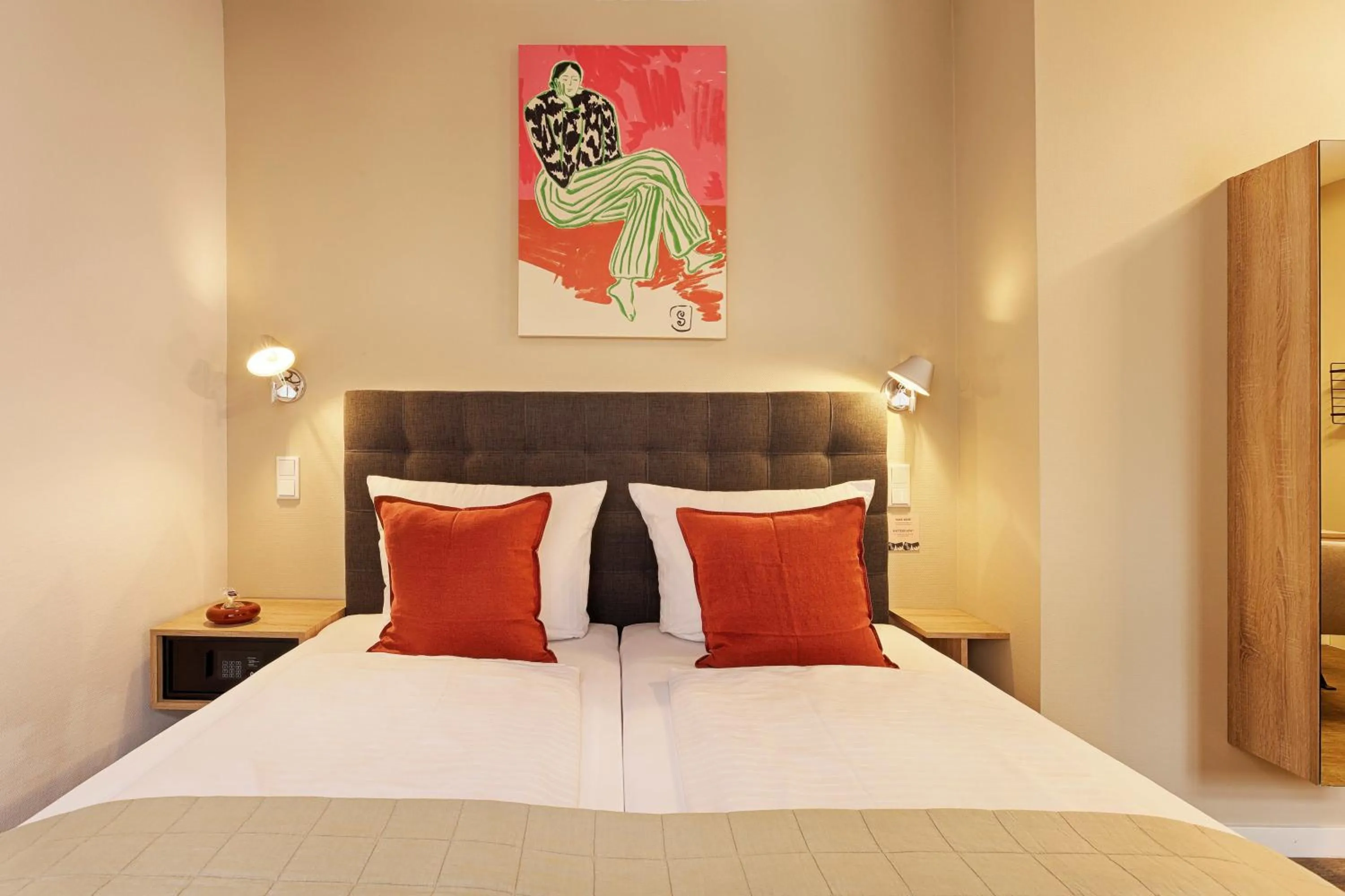 Photo of the whole room, Bed in Hotel Zur Stadt Mainz in Würzburger Innenstadt