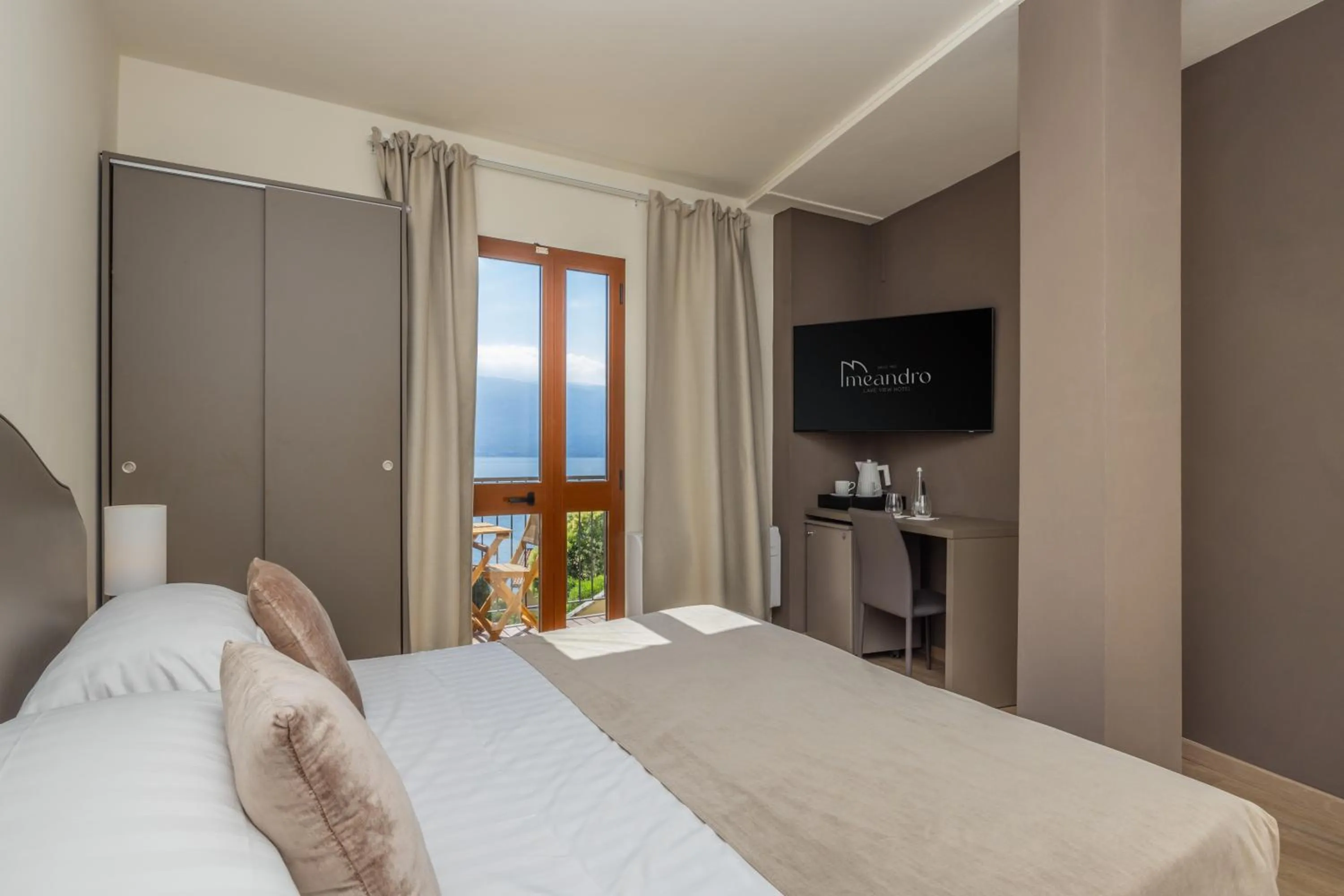 Bedroom, Bed in Hotel Meandro - Lake View