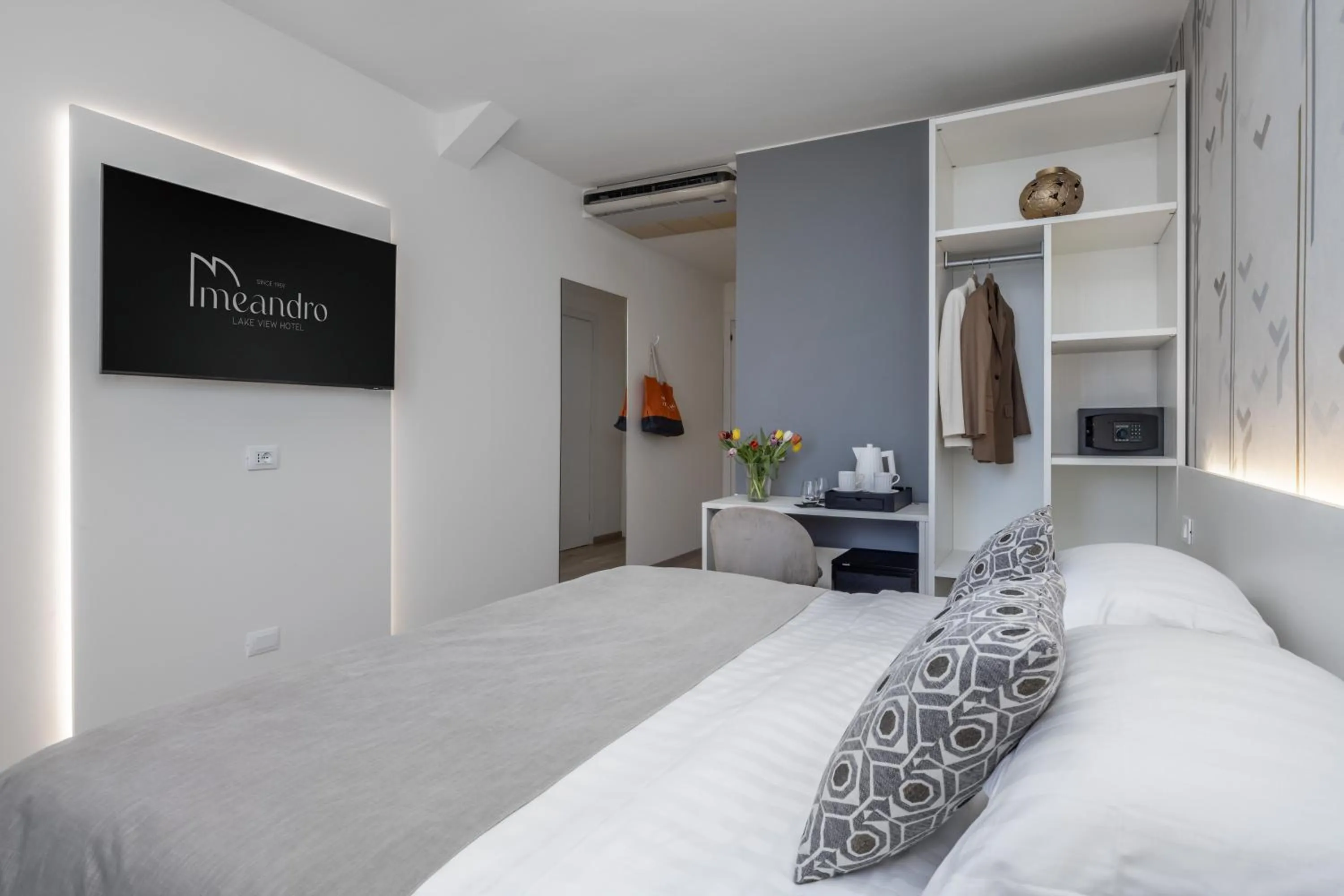 Bedroom, Bed in Hotel Meandro - Lake View