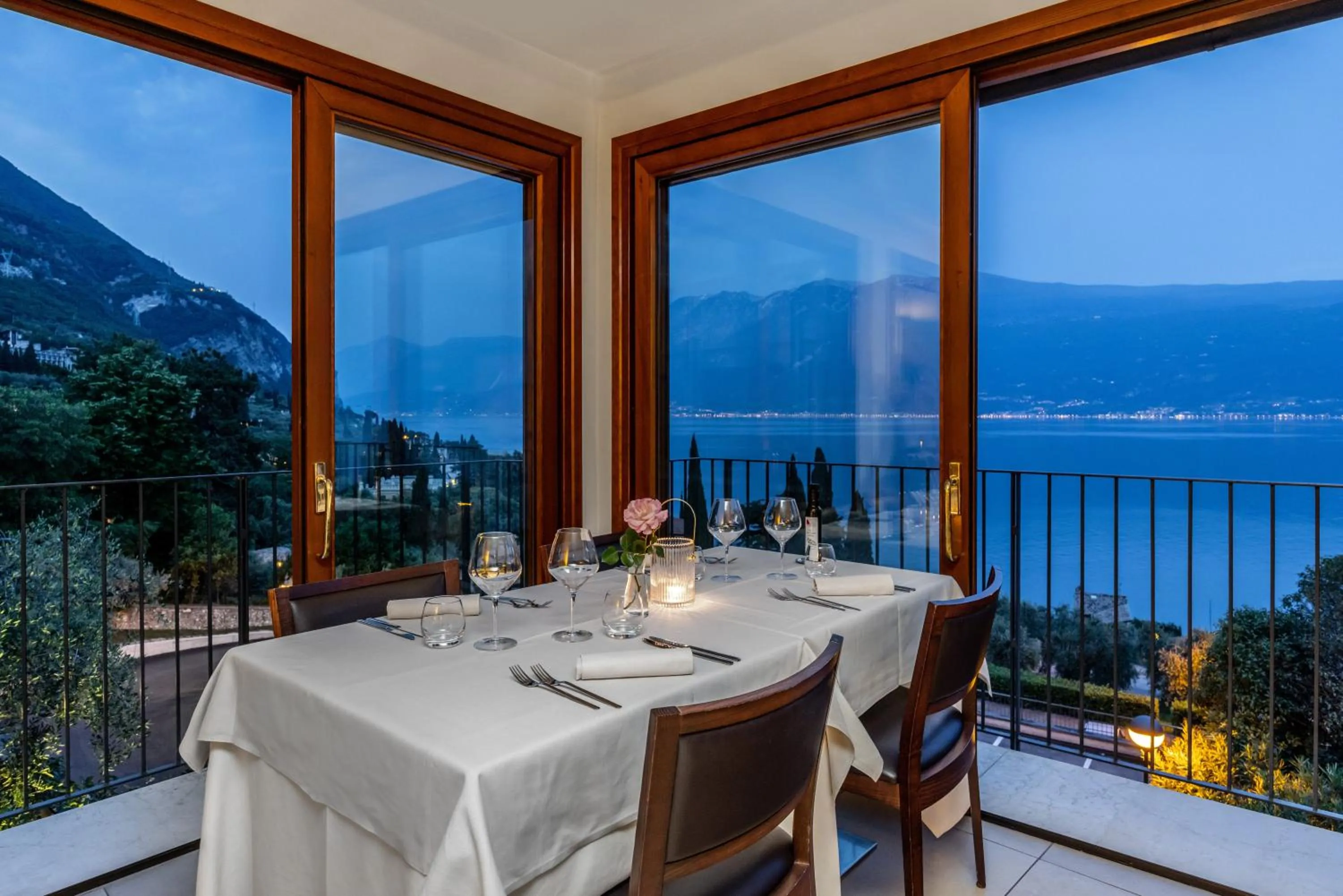 Restaurant/places to eat in Hotel Meandro - Lake View