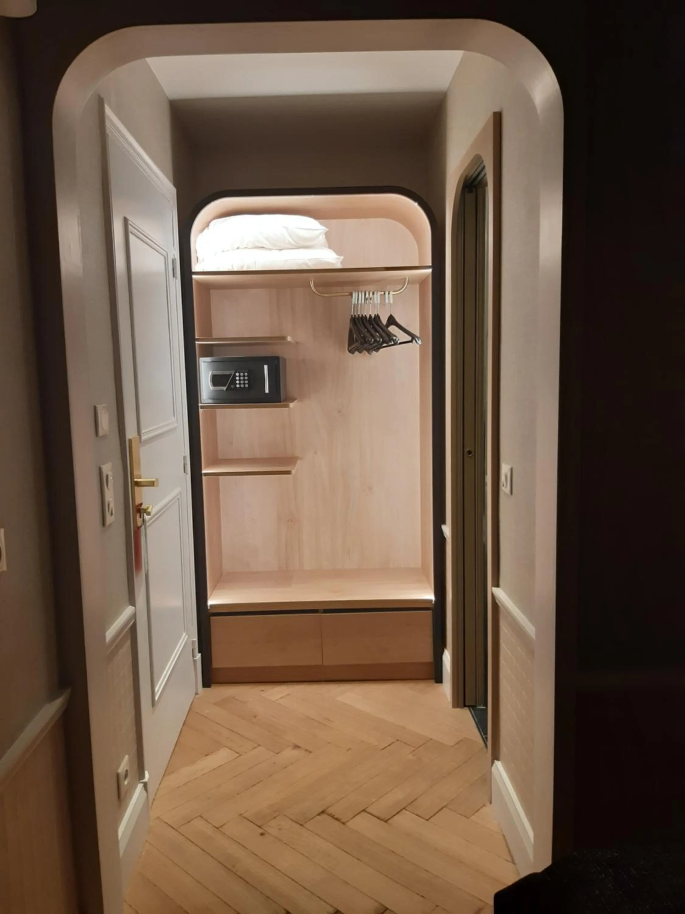 wardrobe in Grand Tonic hôtel & SPA Paris