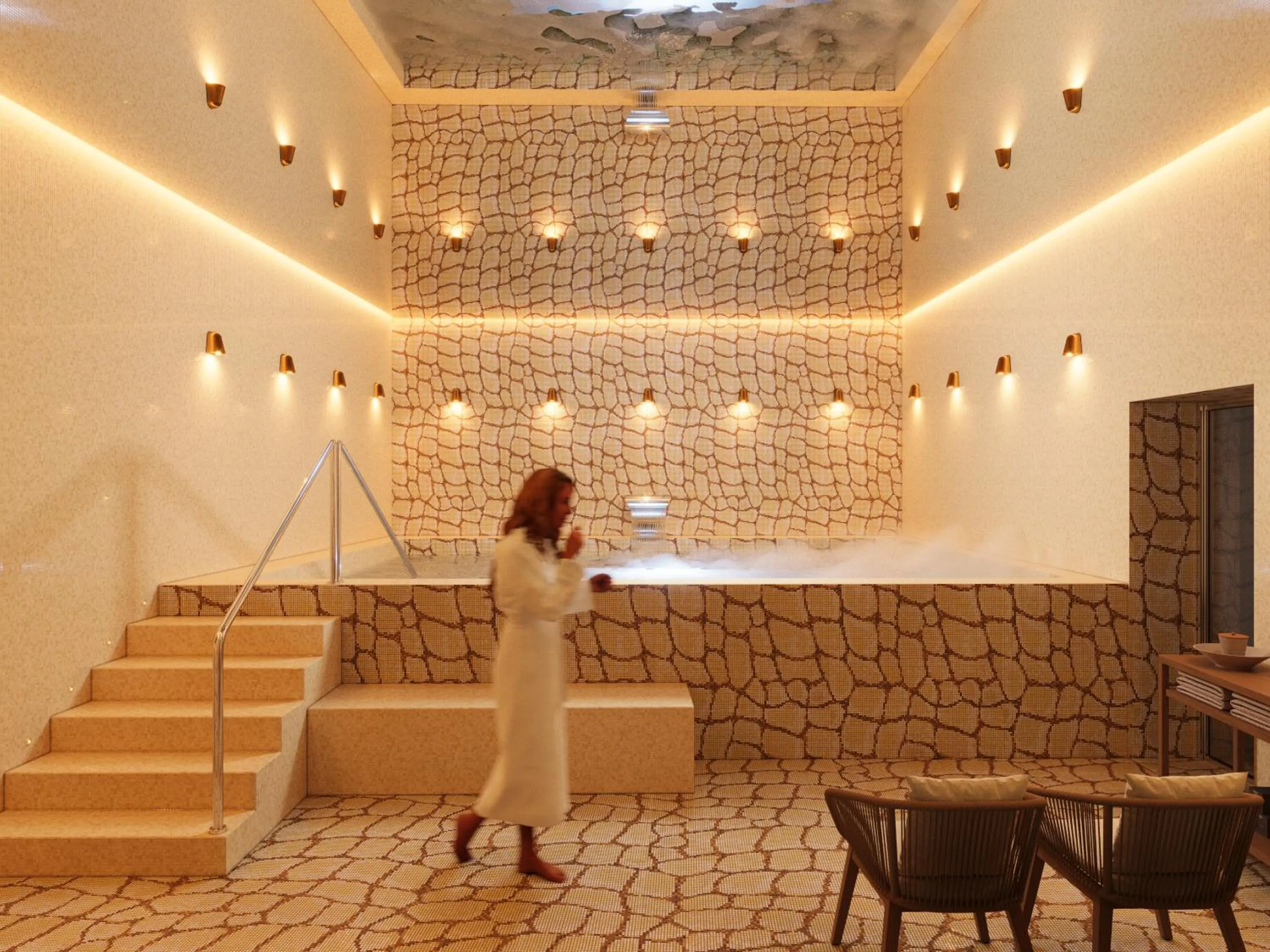 Swimming pool in Grand Tonic hôtel & SPA Paris