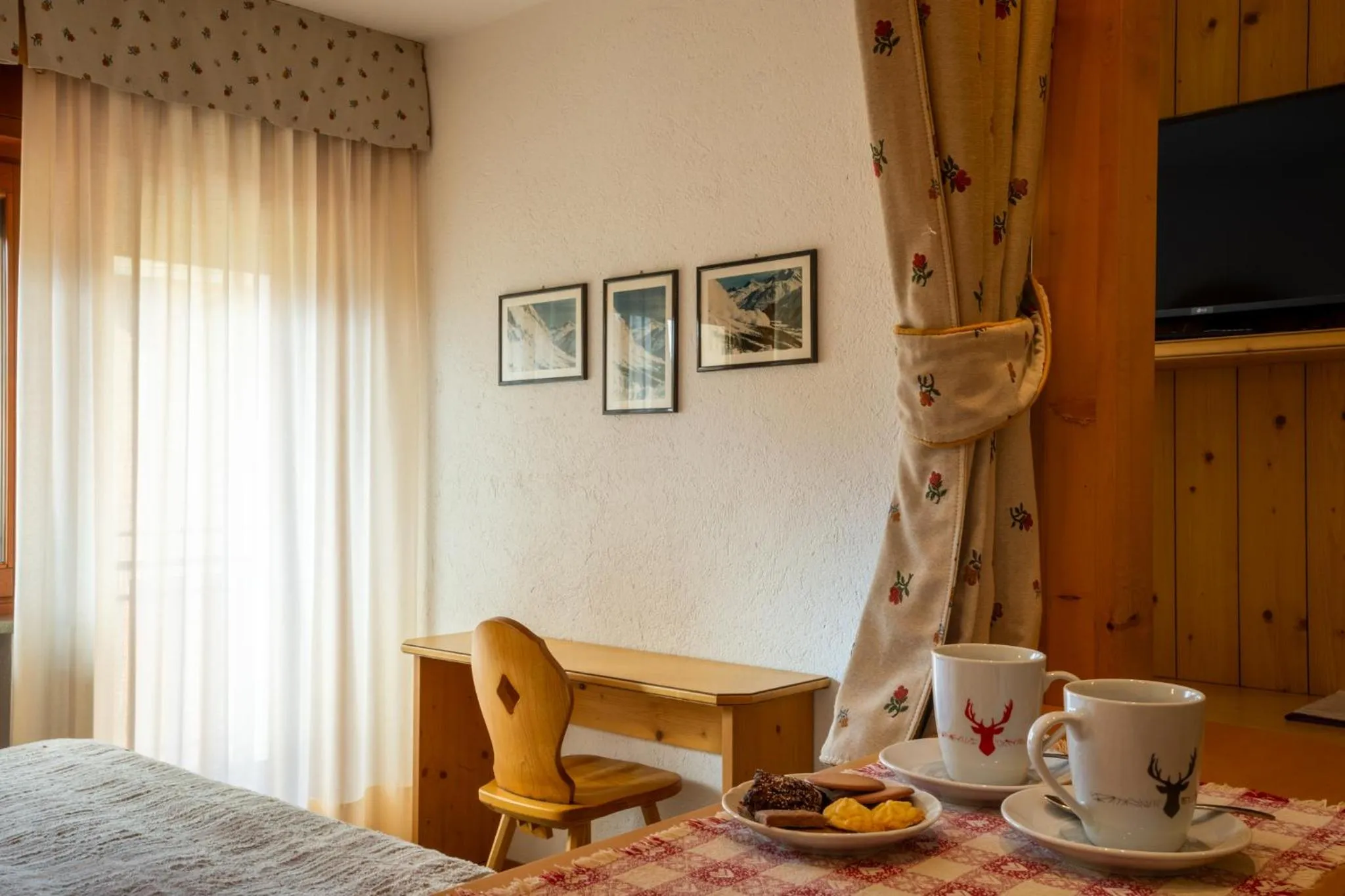 Communal lounge/ TV room, Bed in Hotel Vallée Blanche Courmayeur