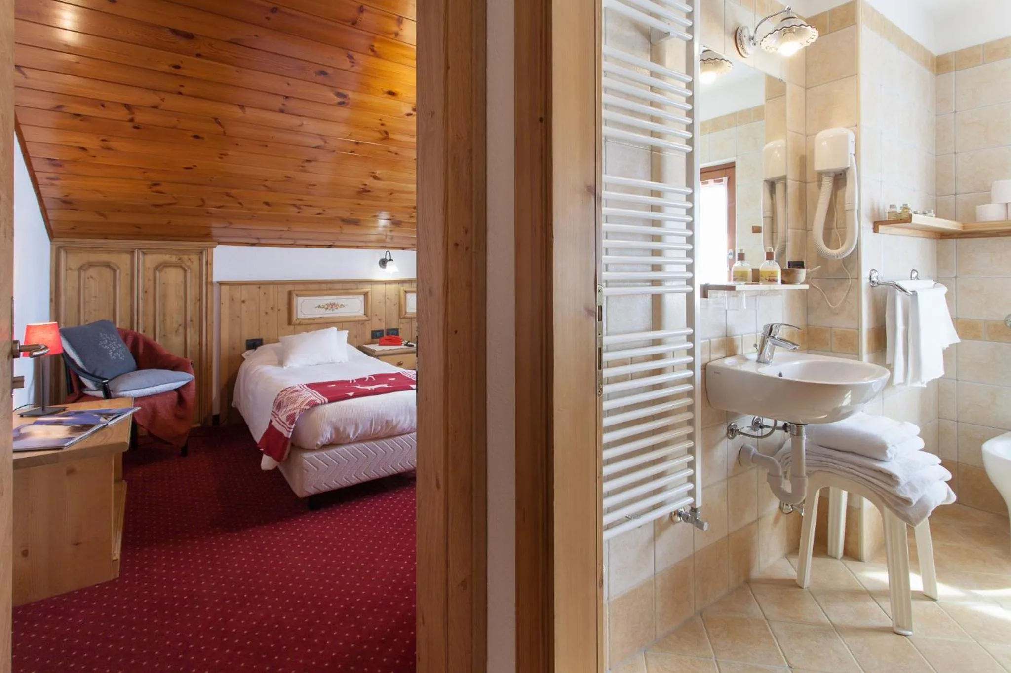 Shower, Bed in Hotel Vallée Blanche Courmayeur