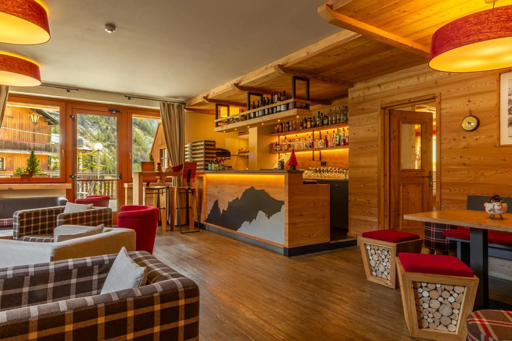 Lounge or bar in Hotel Vallée Blanche Courmayeur