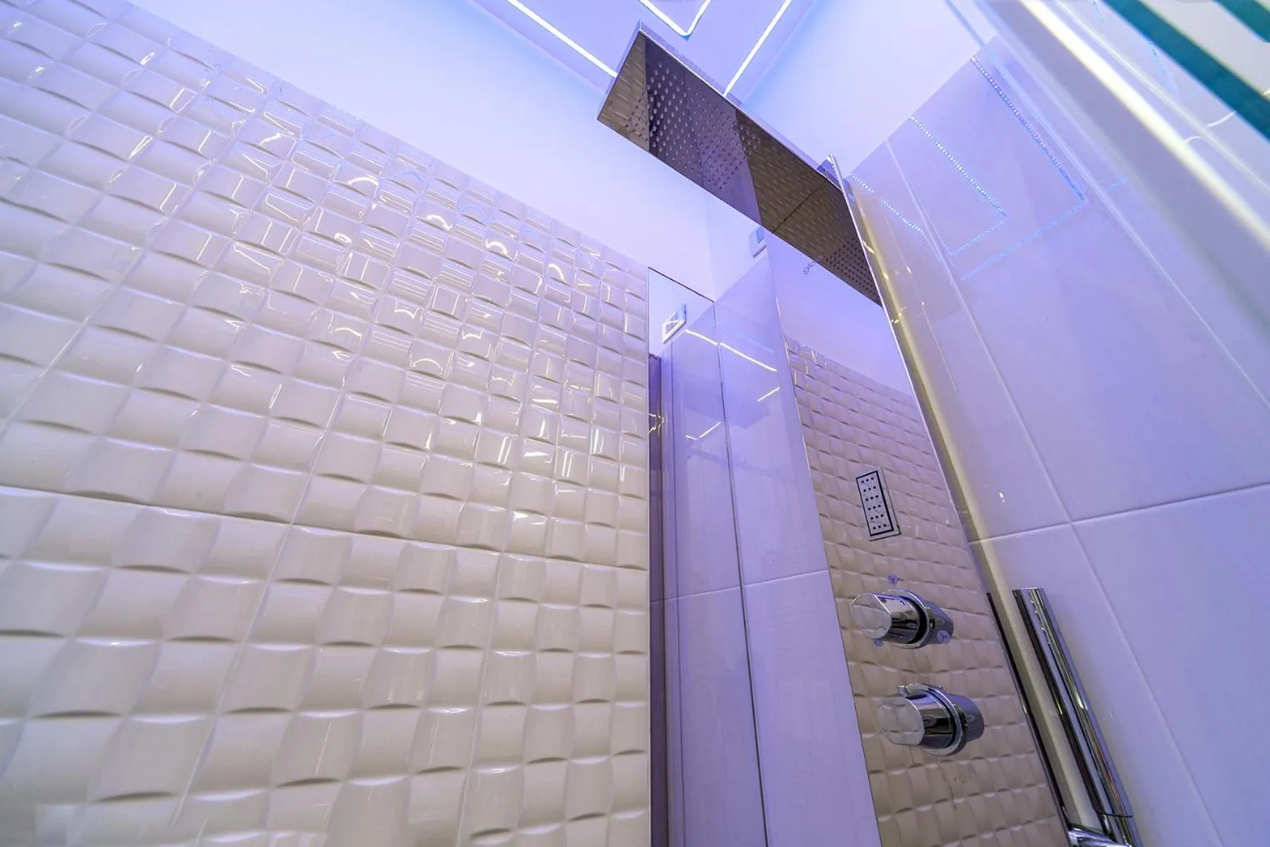 Shower in Guesthouse Pop