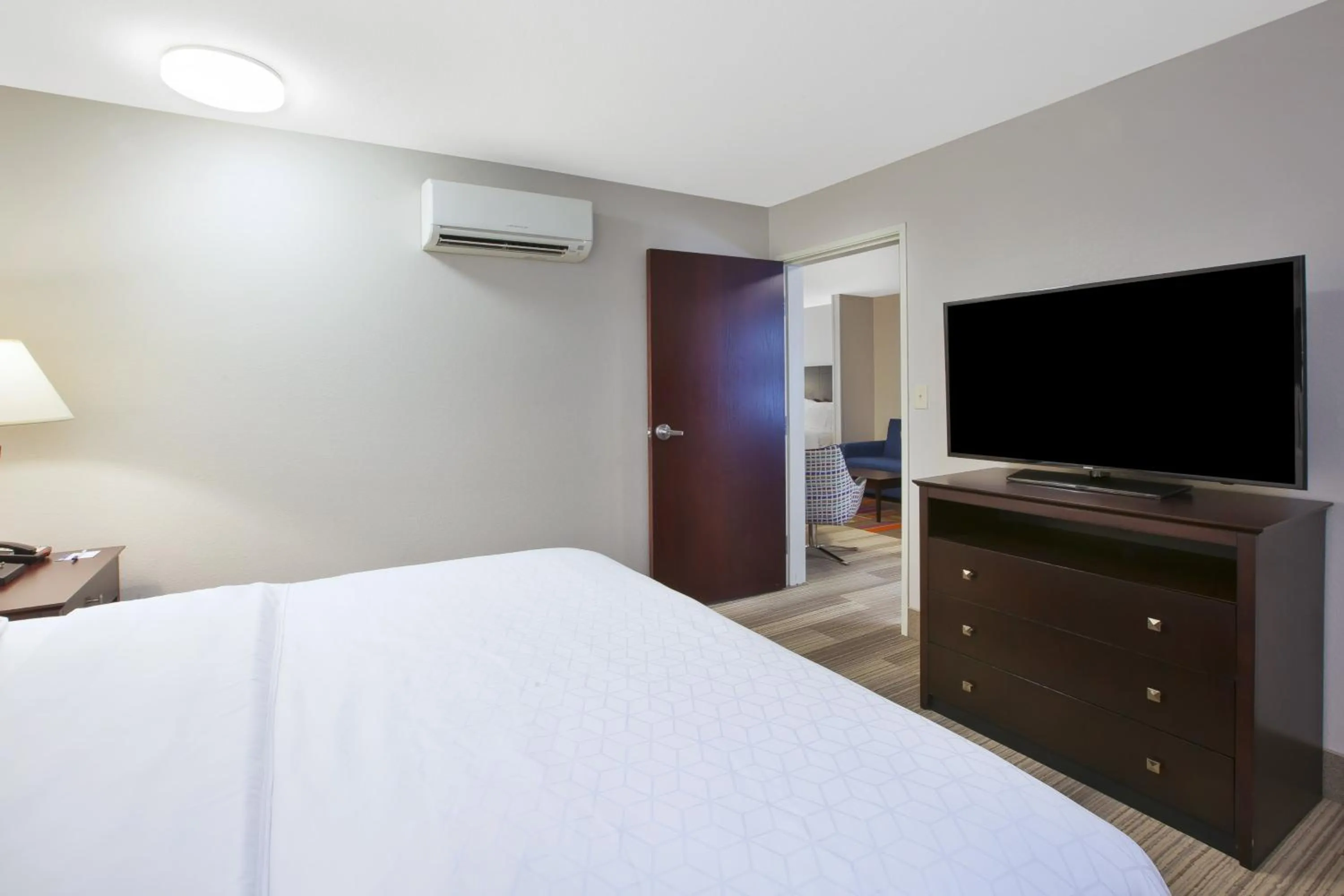 Photo of the whole room, Bed in Holiday Inn Express Niles by IHG