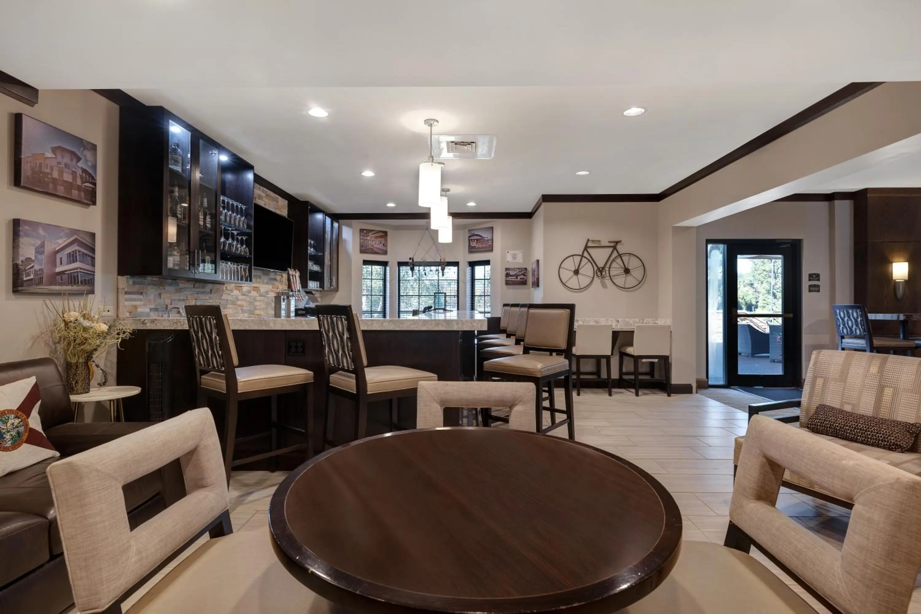 Lounge or bar in Staybridge Suites Tallahassee I-10 East by IHG