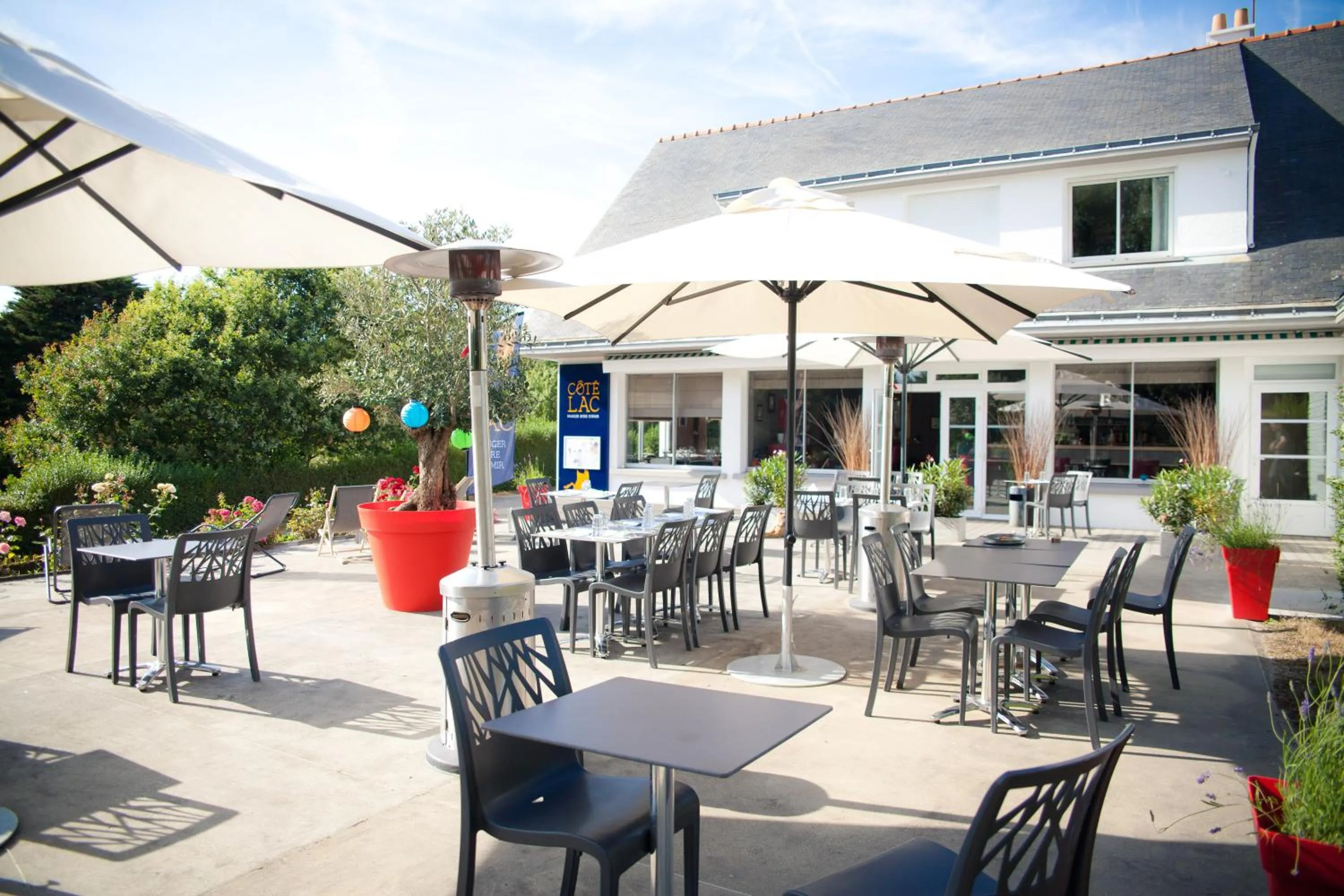 Restaurant/places to eat in Hôtel Restaurant Logis Coté Lac