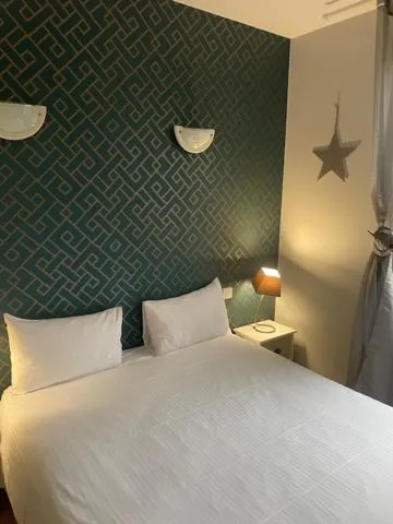 Bed in Hôtel Restaurant Logis Coté Lac