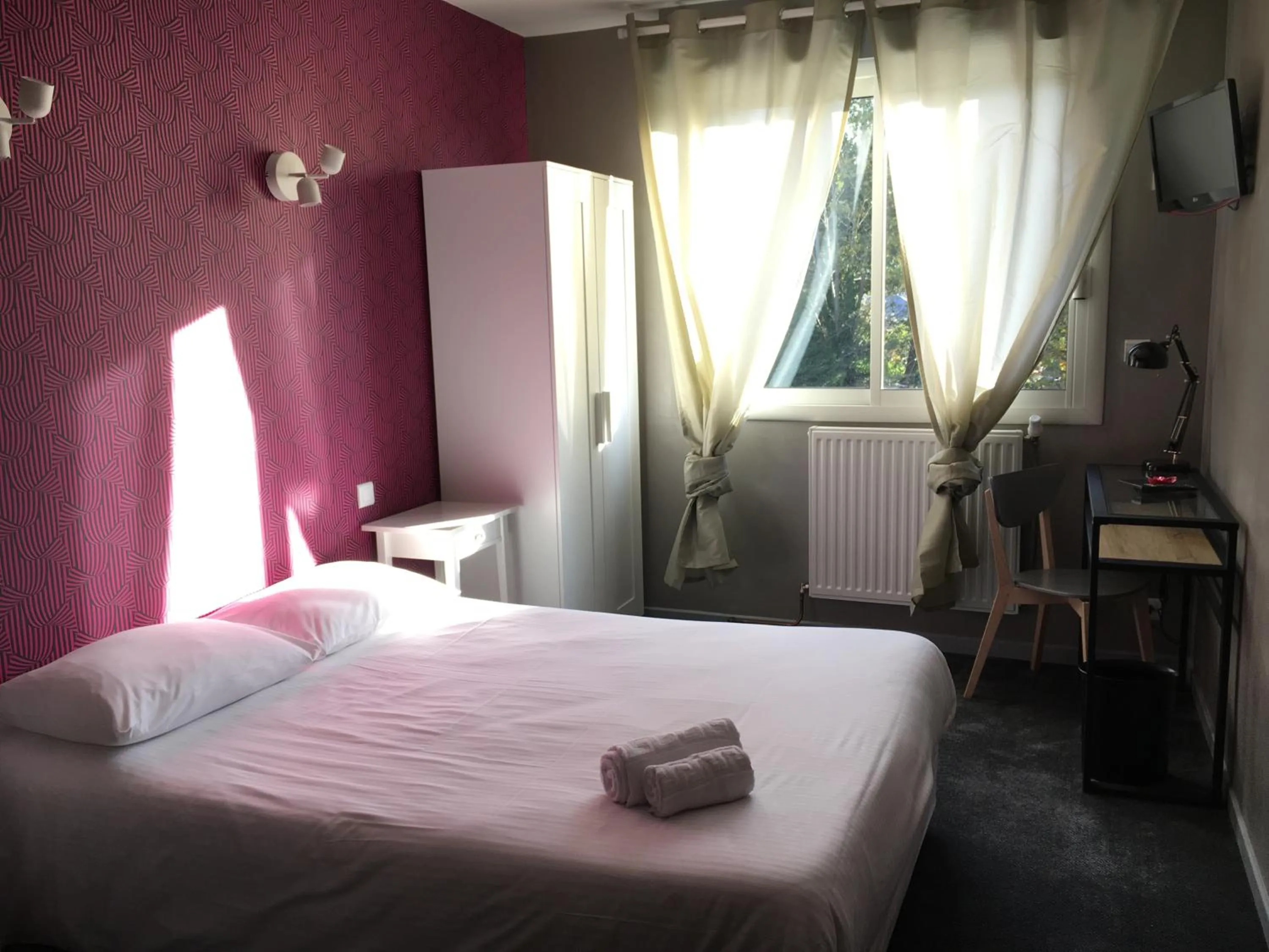 Photo of the whole room, Bed in Hôtel Restaurant Logis Coté Lac