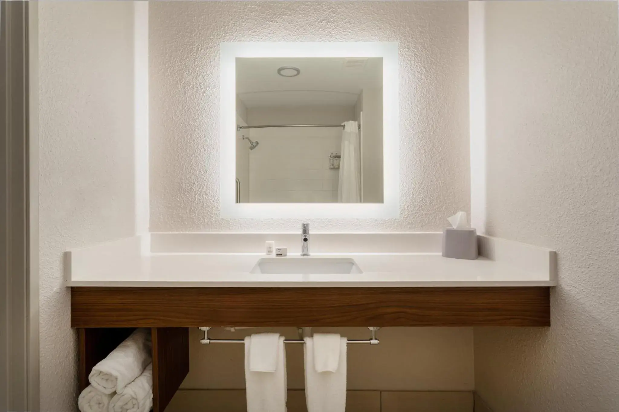 Standard King Room with Mobility Accessible Tub in Holiday Inn Express & Suites Tucson North - Marana, by IHG Standard King Room with Mobility Accessible Tub in Holiday Inn Express & Suites Tucson North - Marana, by IHG