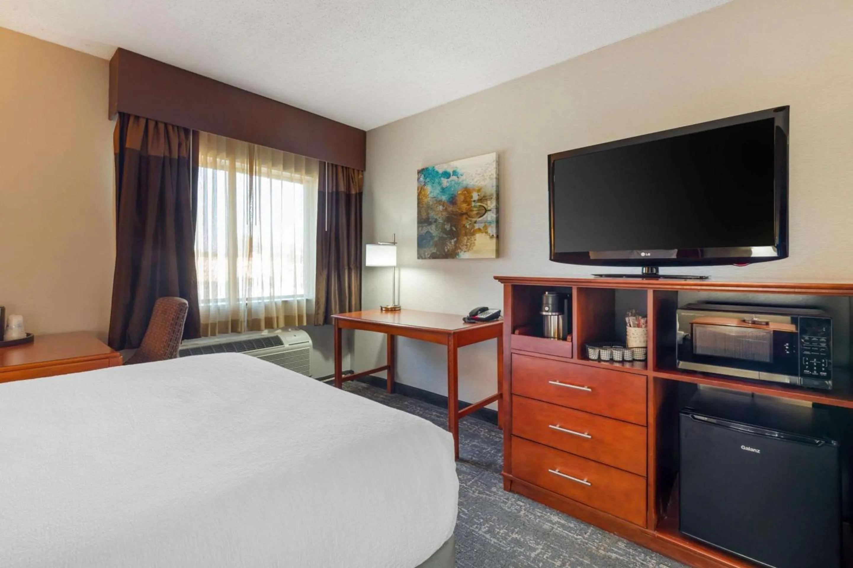 Bedroom in Clarion Inn North Haven - New Haven North