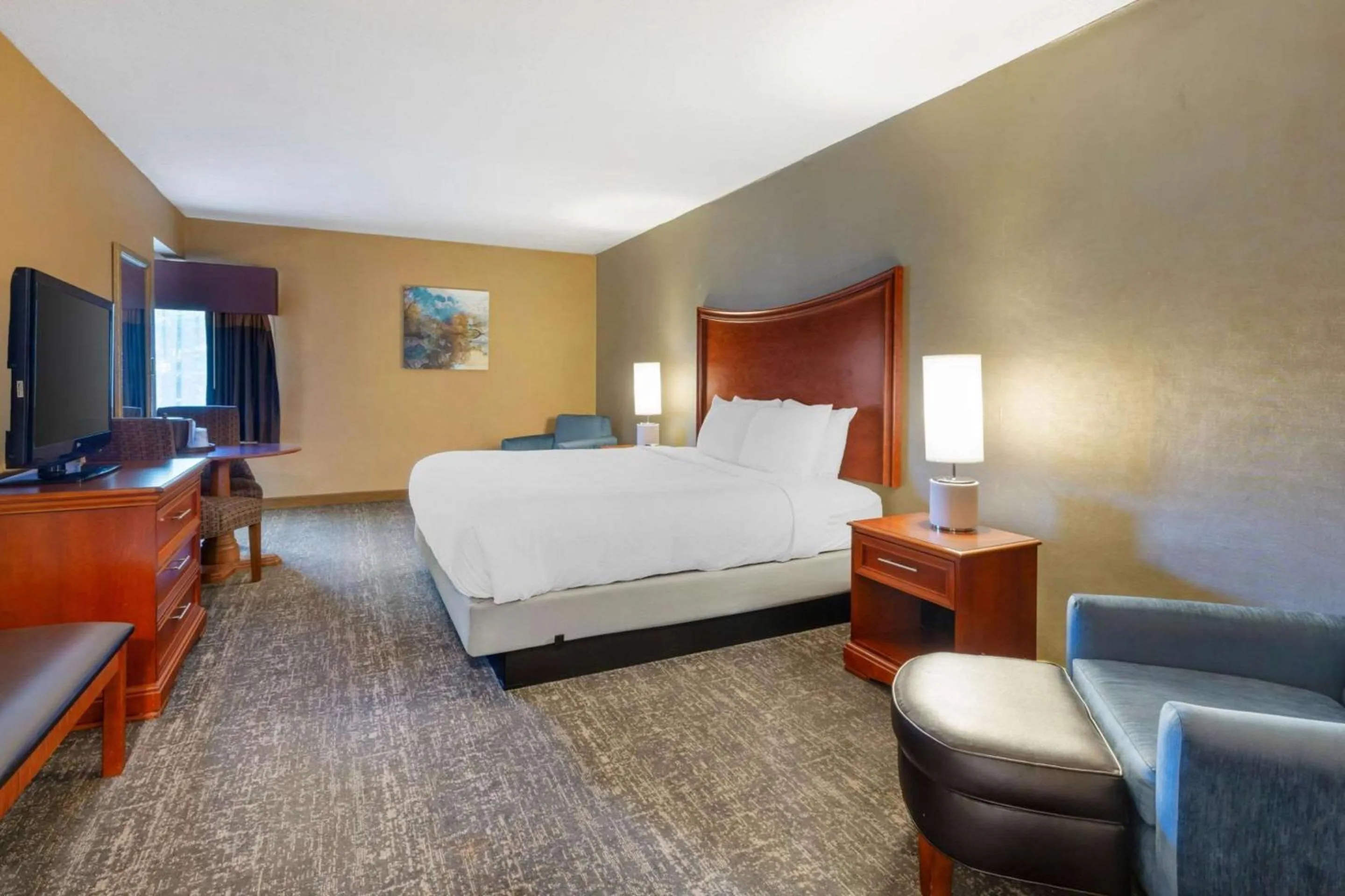 Bedroom in Clarion Inn North Haven - New Haven North