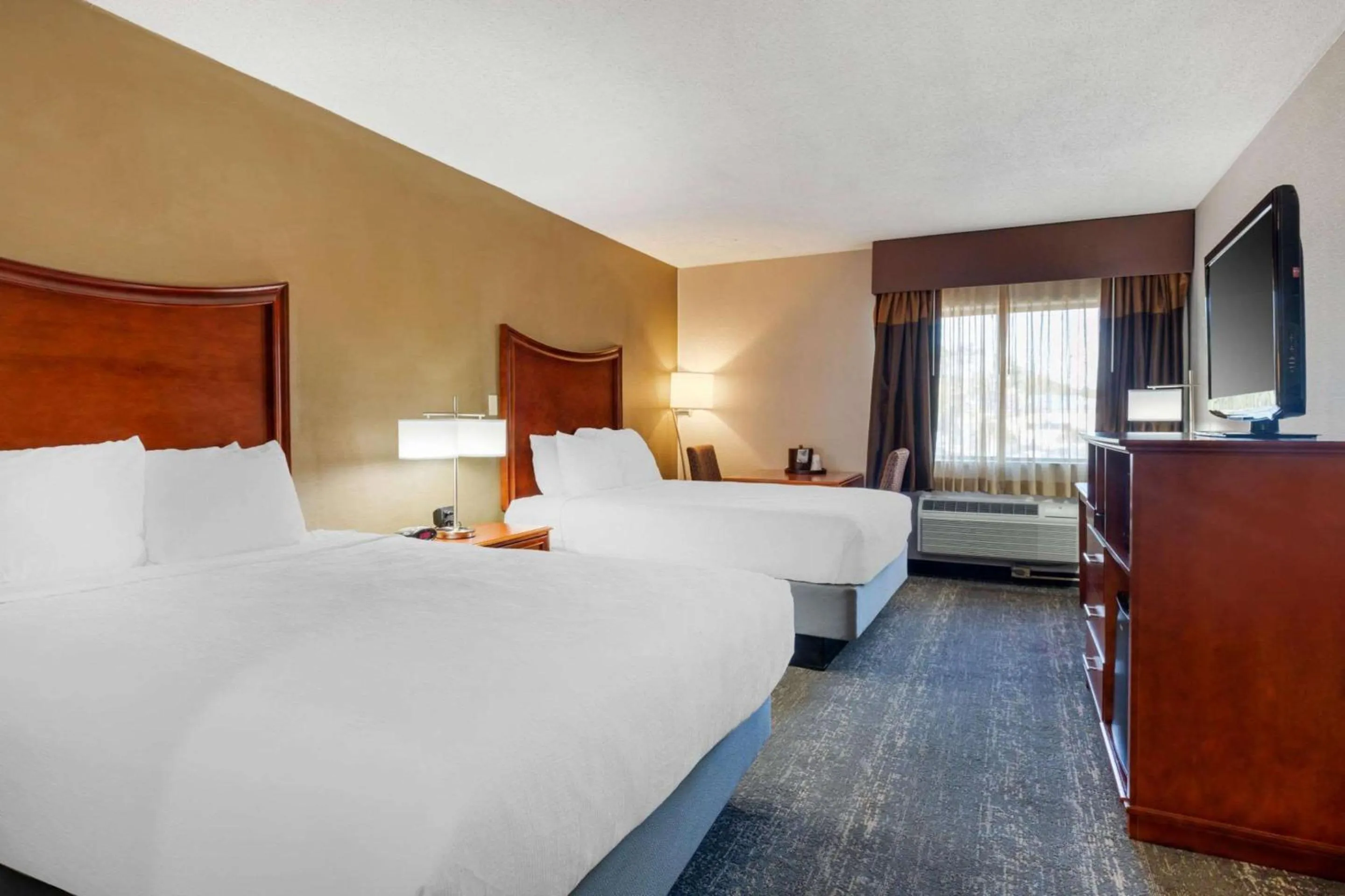 Bedroom in Clarion Inn North Haven - New Haven North