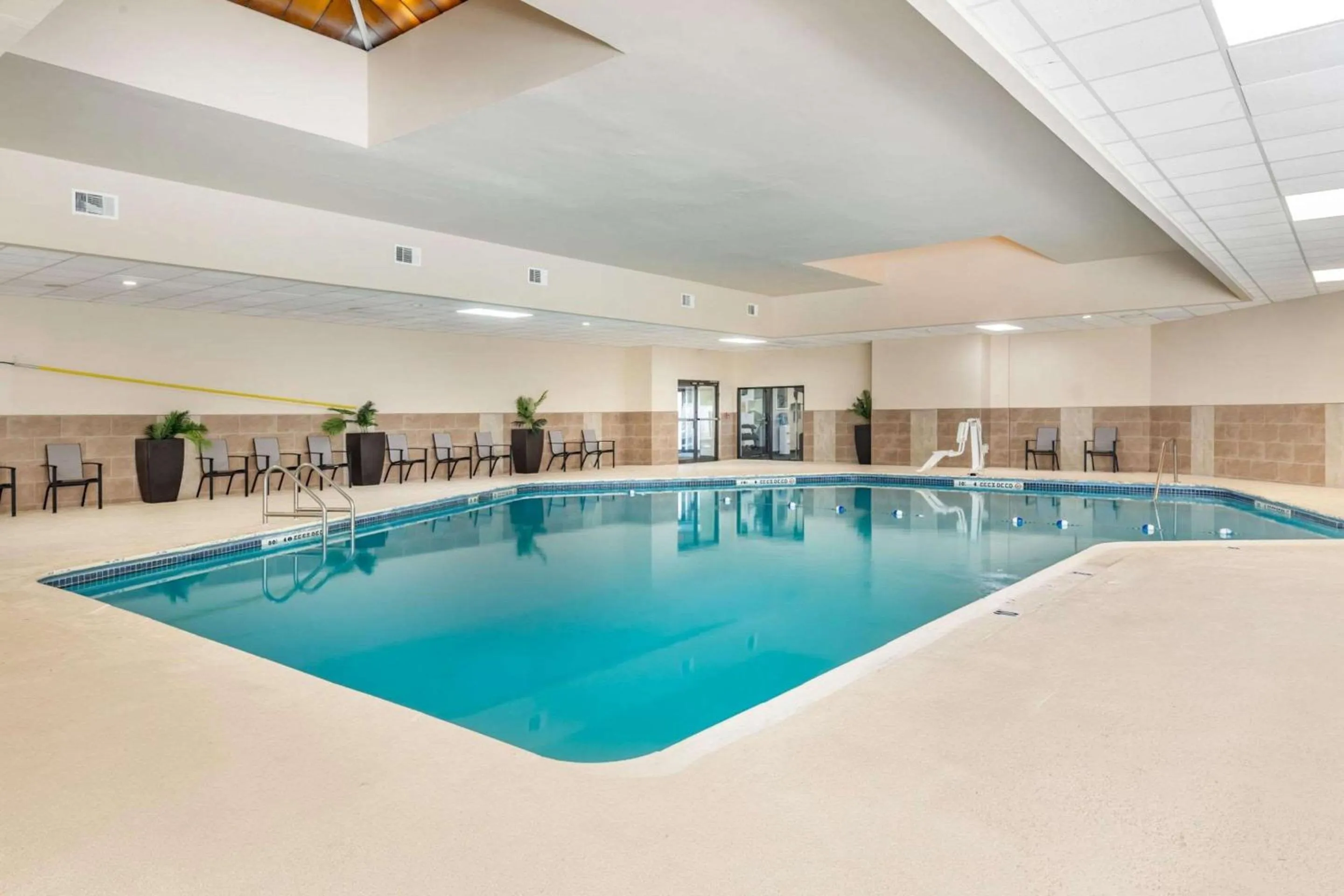 Swimming pool in Clarion Inn North Haven - New Haven North