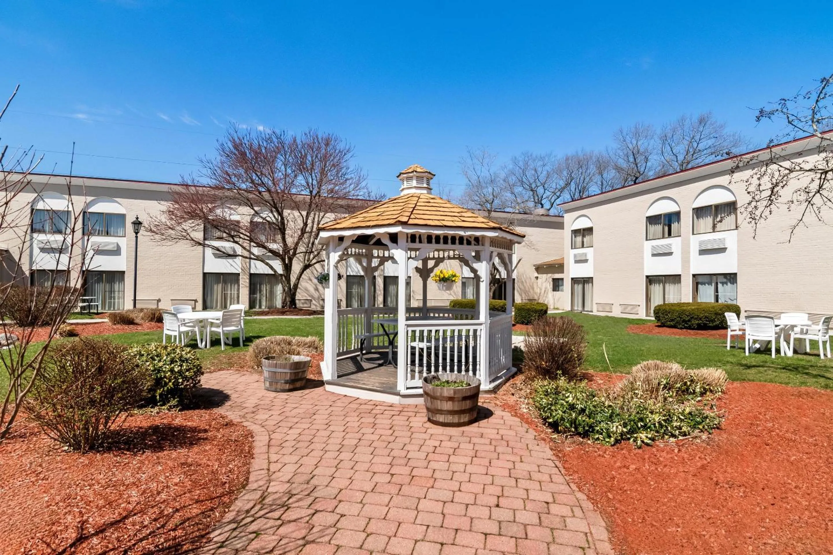 Swimming pool in Clarion Inn North Haven - New Haven North