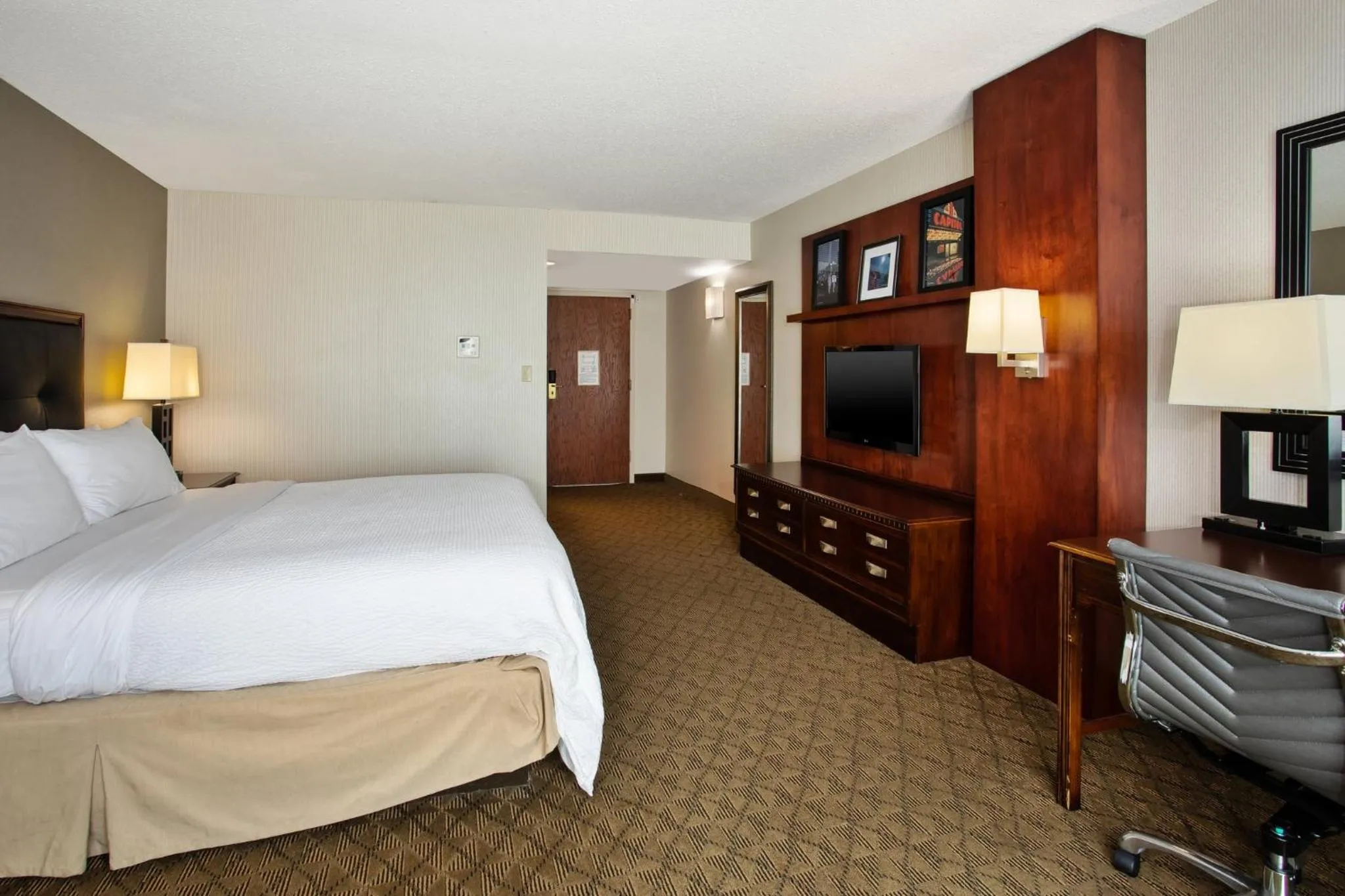 Photo of the whole room, Bed in Holiday Inn University Plaza-Bowling Green by IHG
