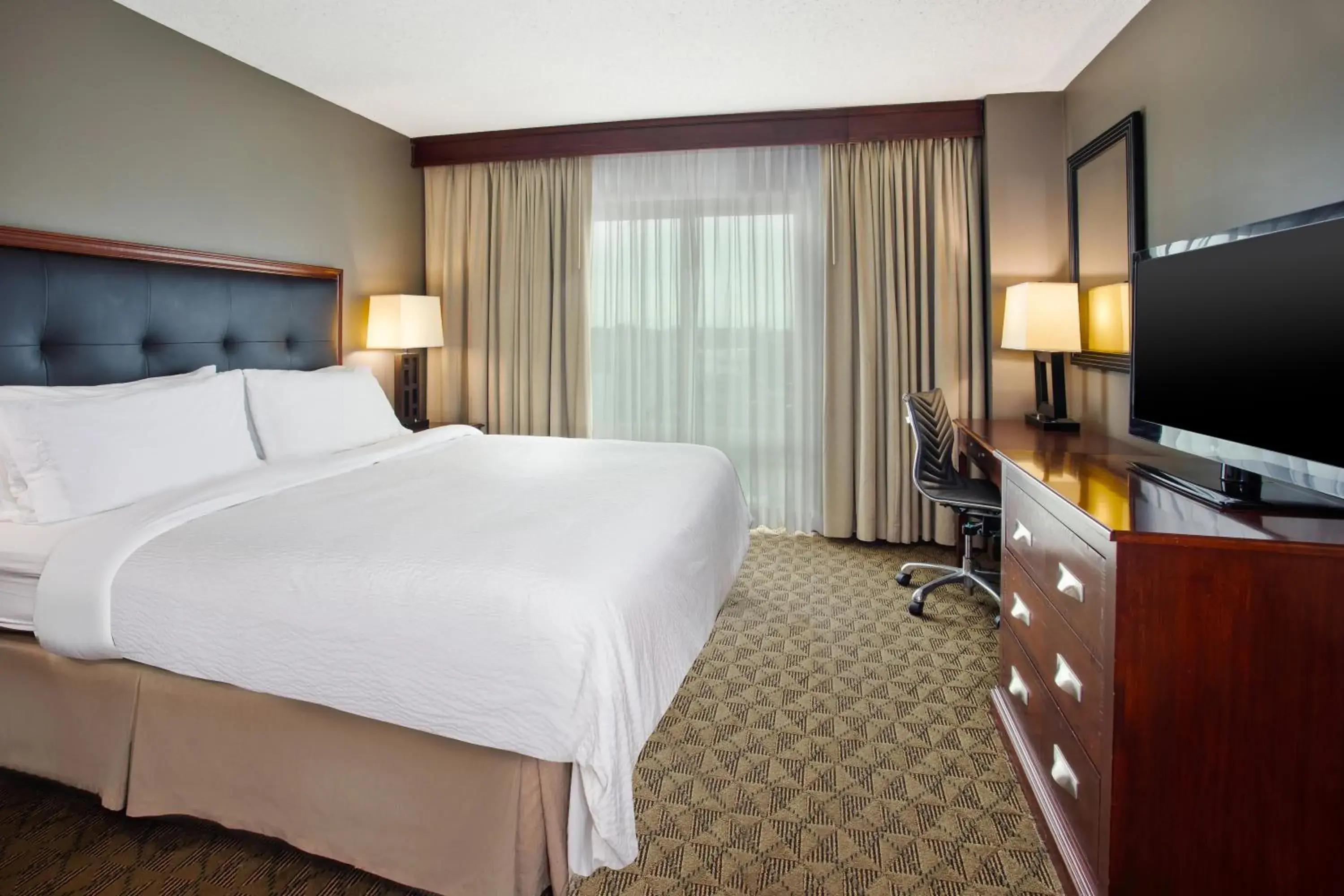 Deluxe Suite with Accessible Roll-In Shower - Non-Smoking in Holiday Inn University Plaza-Bowling Green by IHG Deluxe Suite with Accessible Roll-In Shower - Non-Smoking in Holiday Inn University Plaza-Bowling Green by IHG