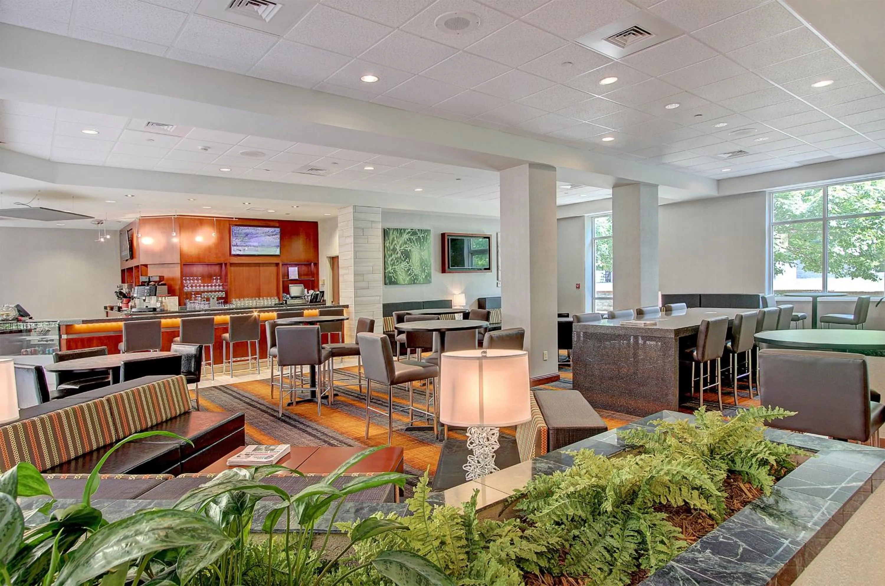 Lounge or bar in Holiday Inn University Plaza-Bowling Green by IHG