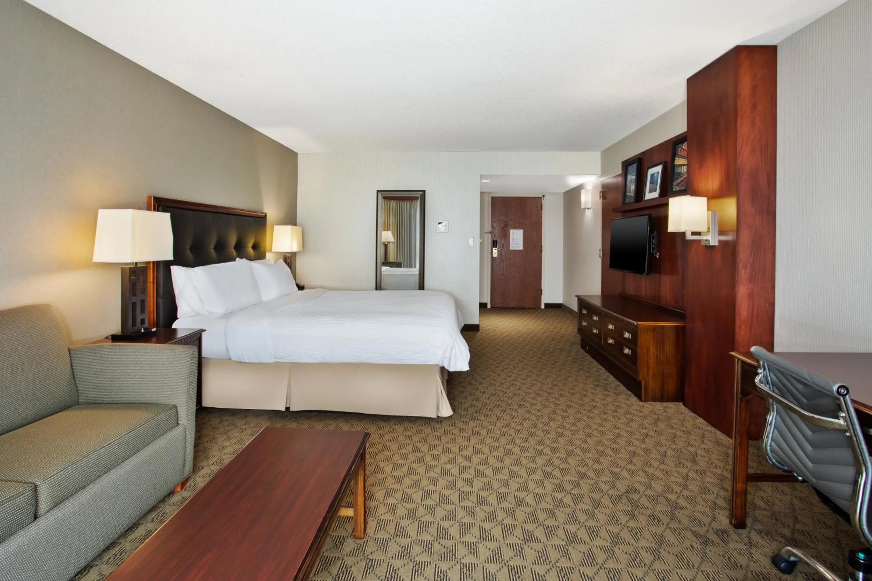 Photo of the whole room, Bed in Holiday Inn University Plaza-Bowling Green by IHG