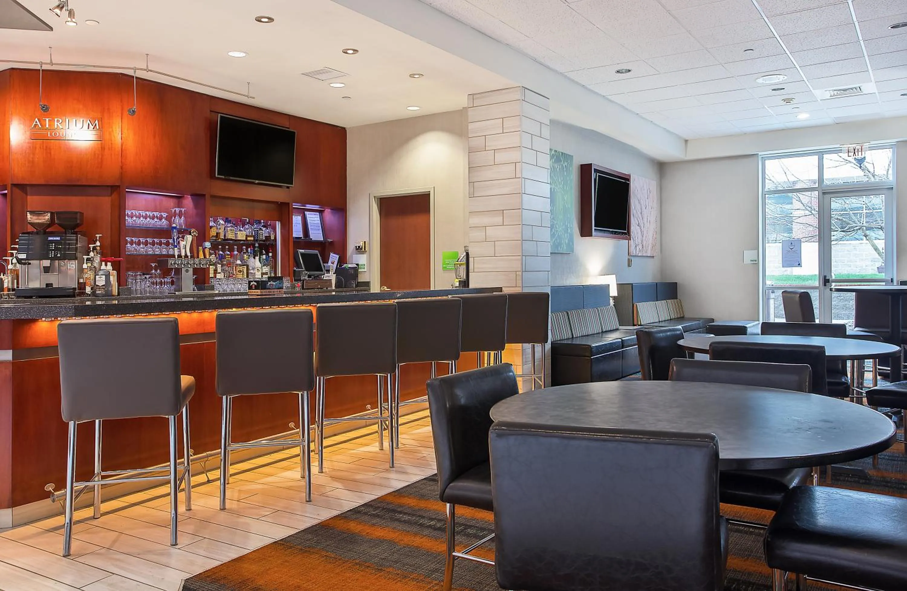 Lounge or bar in Holiday Inn University Plaza-Bowling Green by IHG