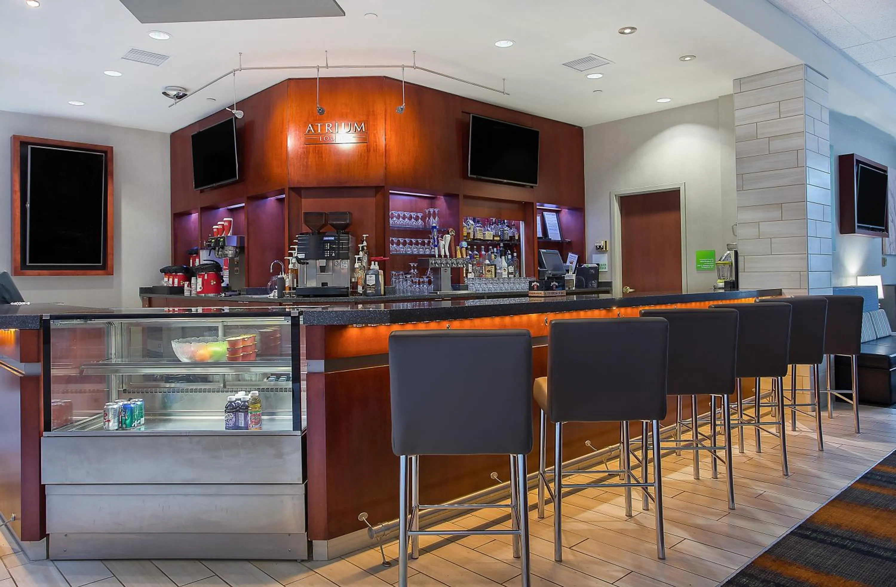 Lounge or bar in Holiday Inn University Plaza-Bowling Green by IHG