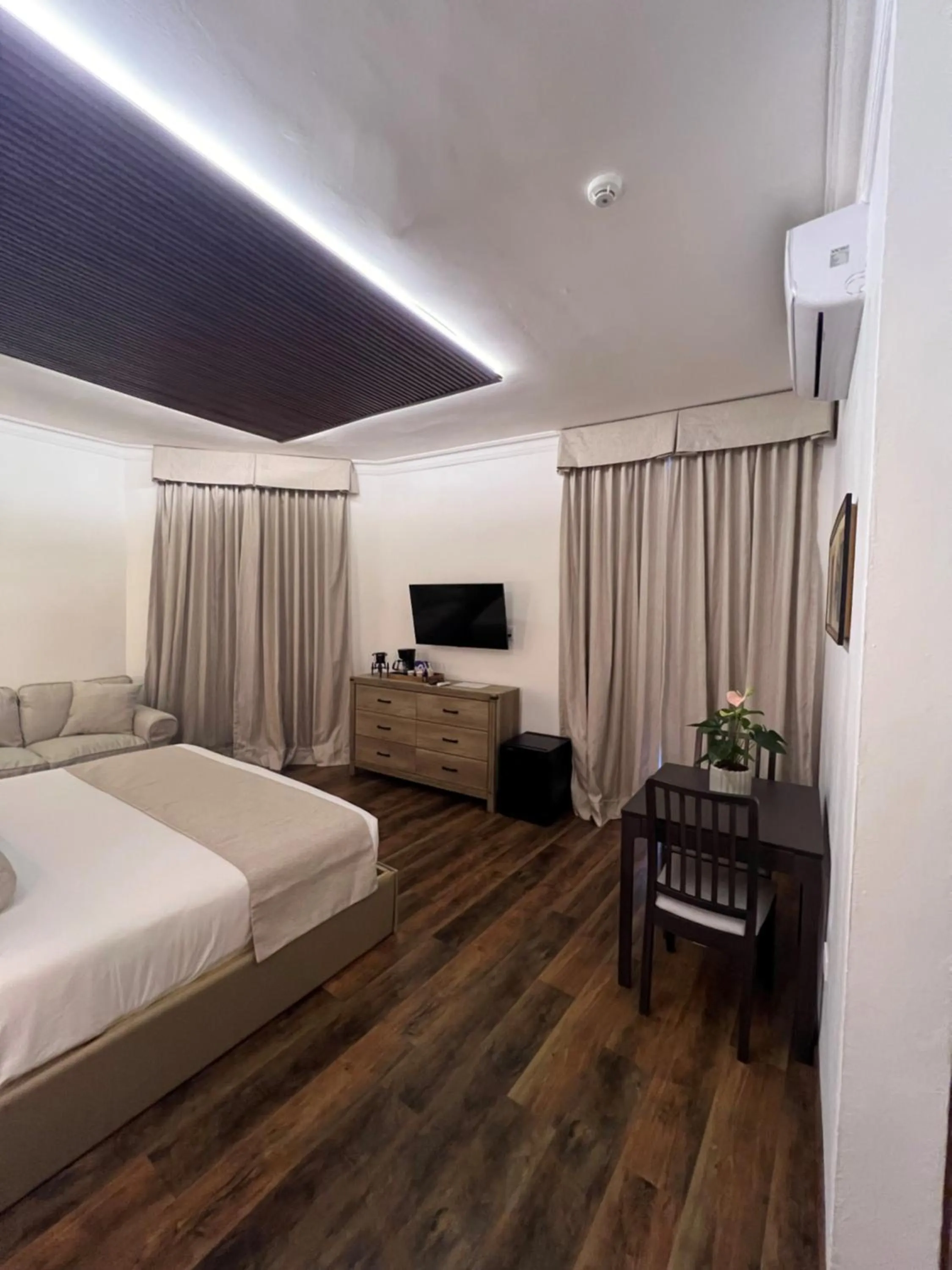 Restaurant/places to eat, Bed in Gran Hotel Europa Santo Domingo Trademark Collection by Wyndham