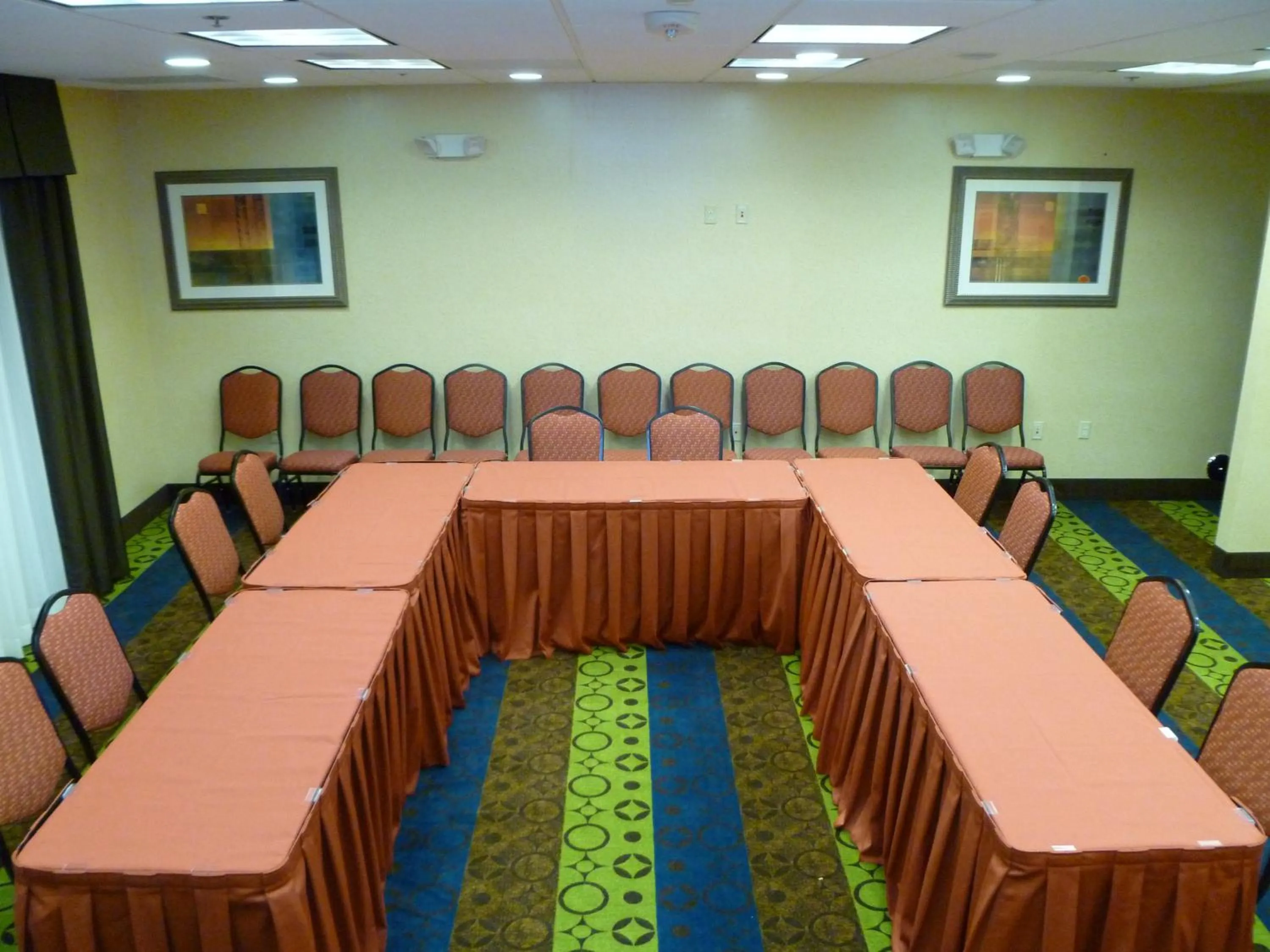 Meeting/conference room in Holiday Inn Express Hotel & Suites Twentynine Palms by IHG