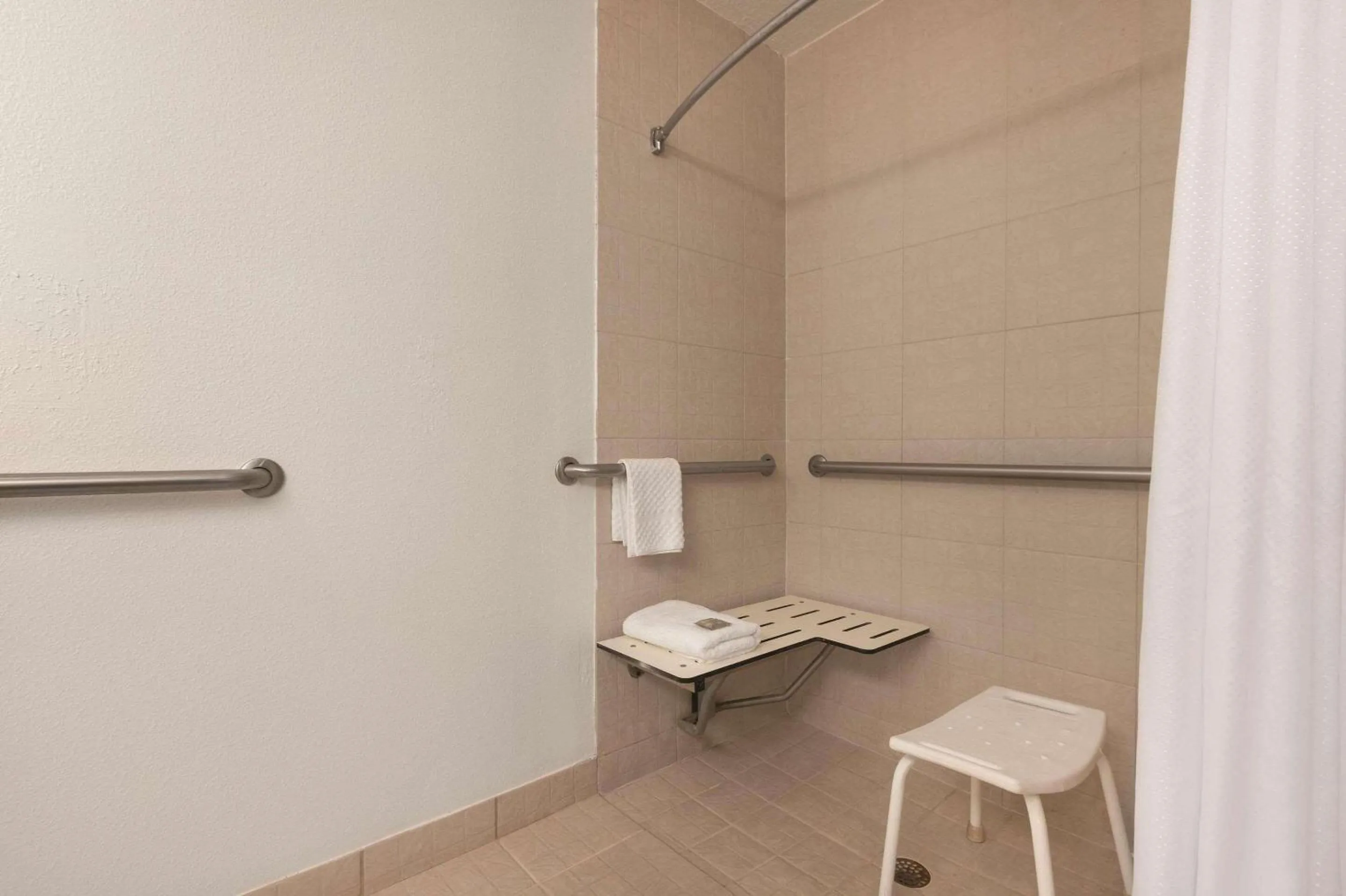 Bedroom in Country Inn & Suites by Radisson, RJ Stadium - Tampa Airport East