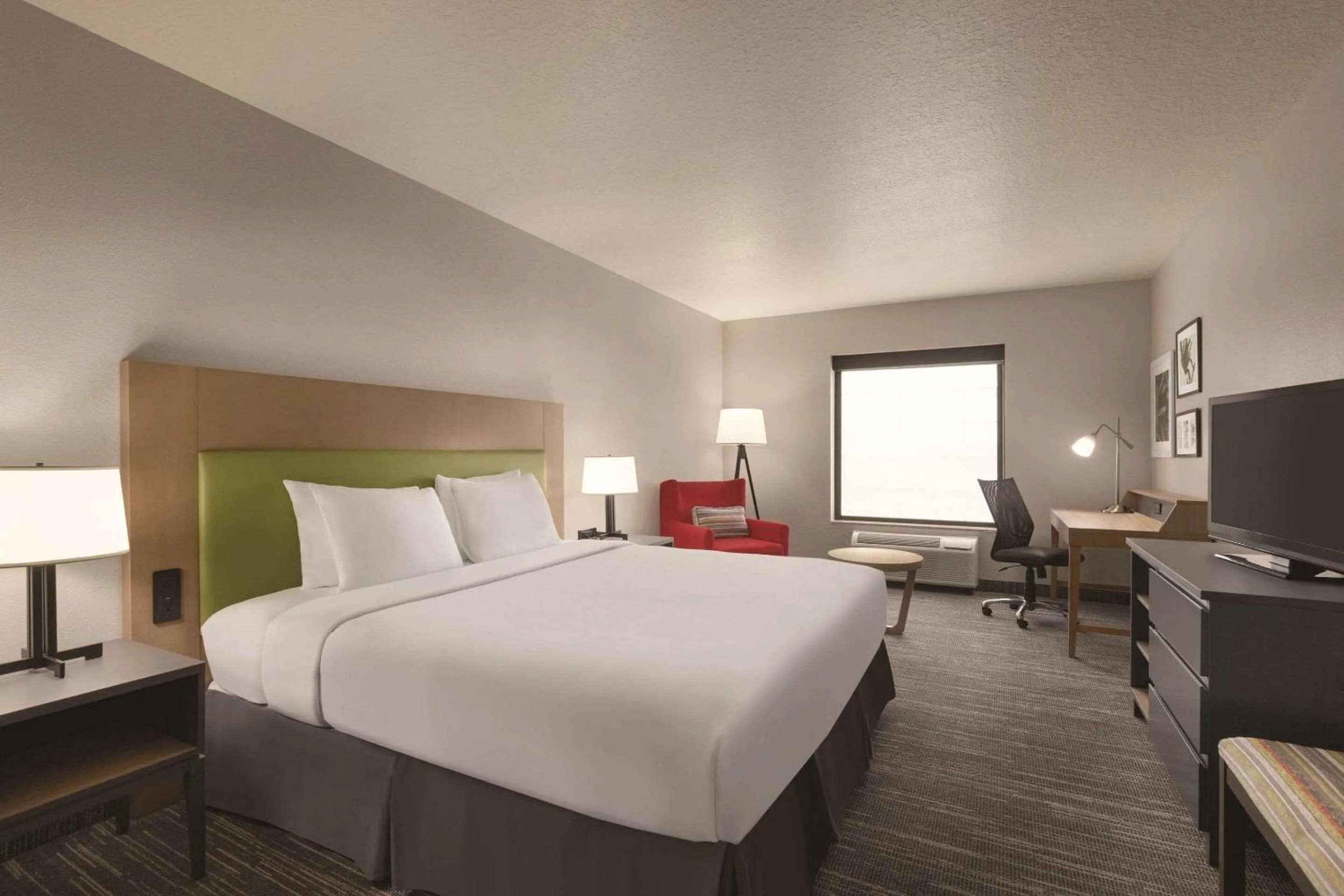 Bedroom, Bed in Country Inn & Suites by Radisson, RJ Stadium - Tampa Airport East