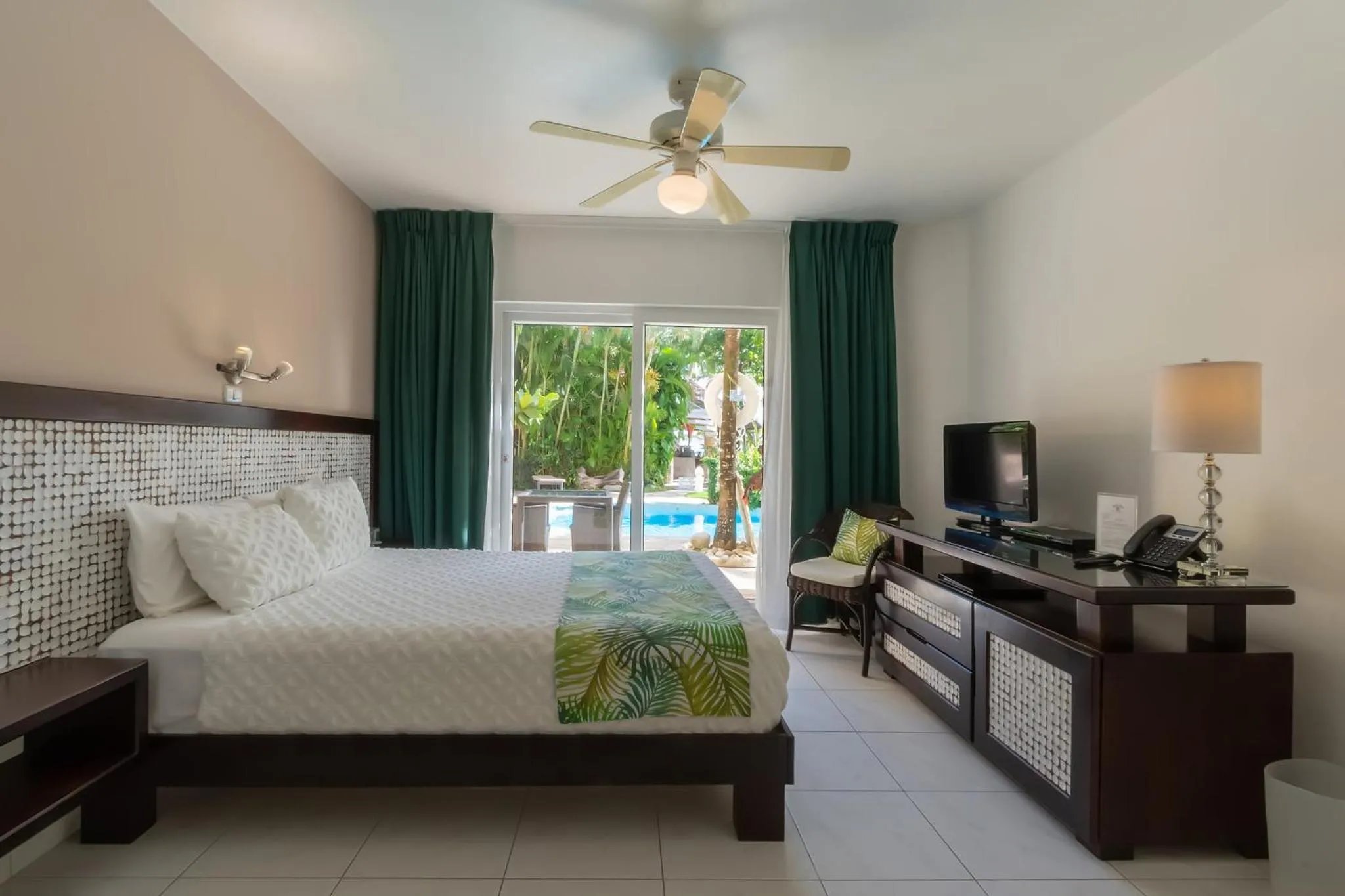 Balcony/Terrace, Bed in Hotel Villa Taina