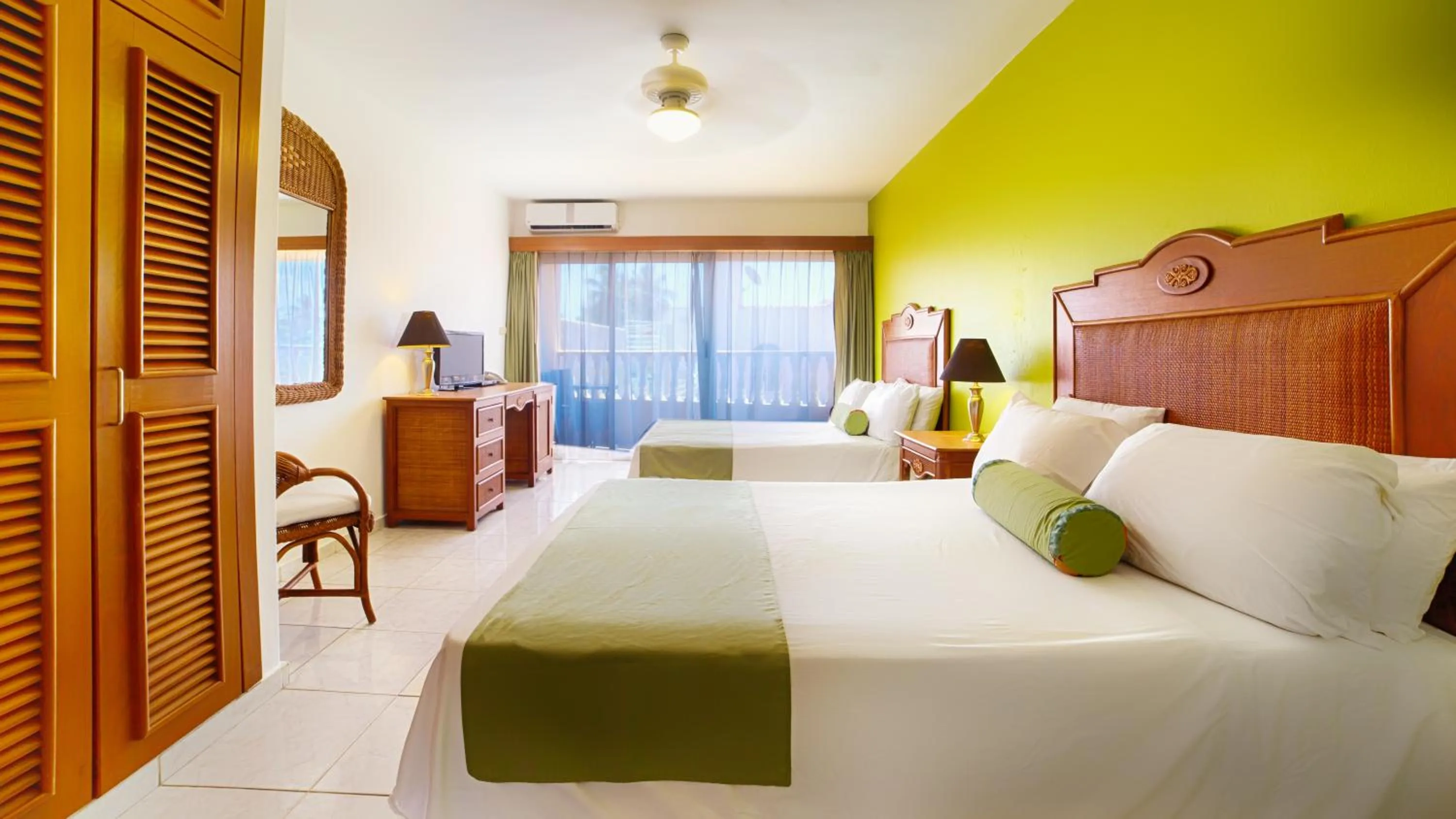 Photo of the whole room, Bed in Hotel Villa Taina