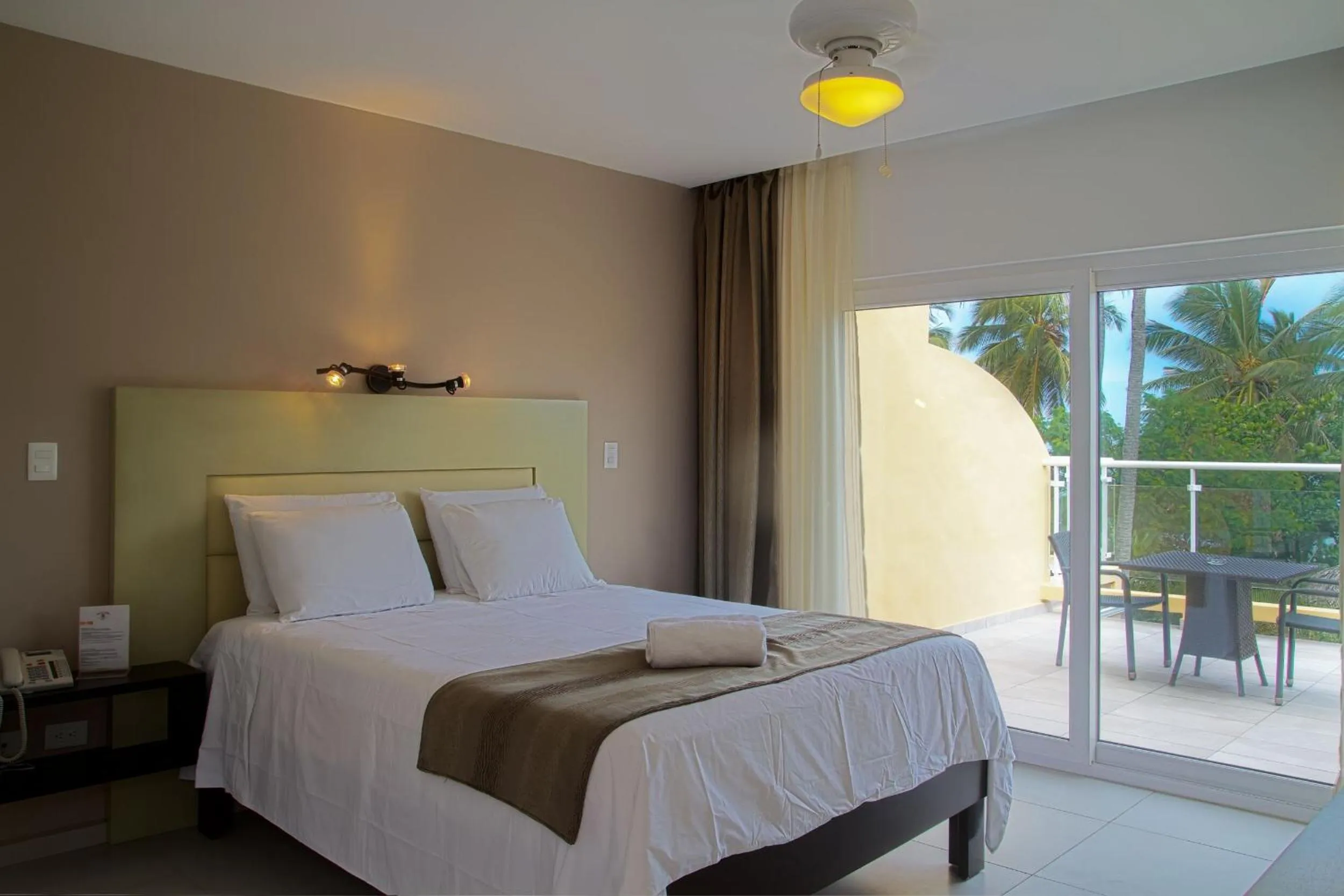 Coffee/tea facilities, Bed in Hotel Villa Taina