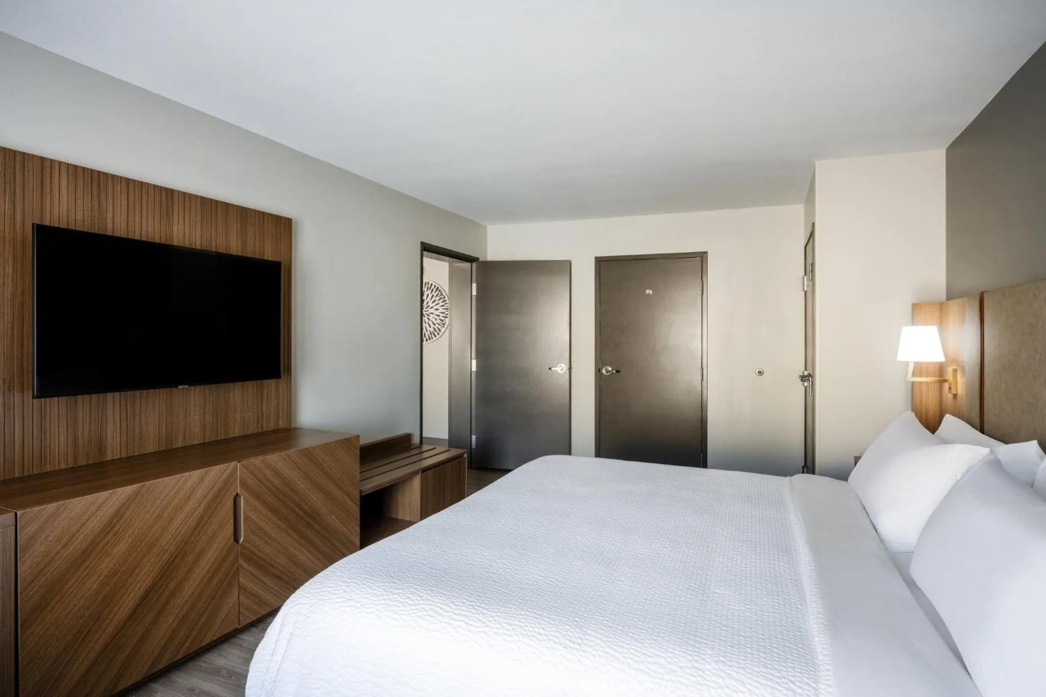 Photo of the whole room, Bed in Holiday Inn Blytheville by IHG