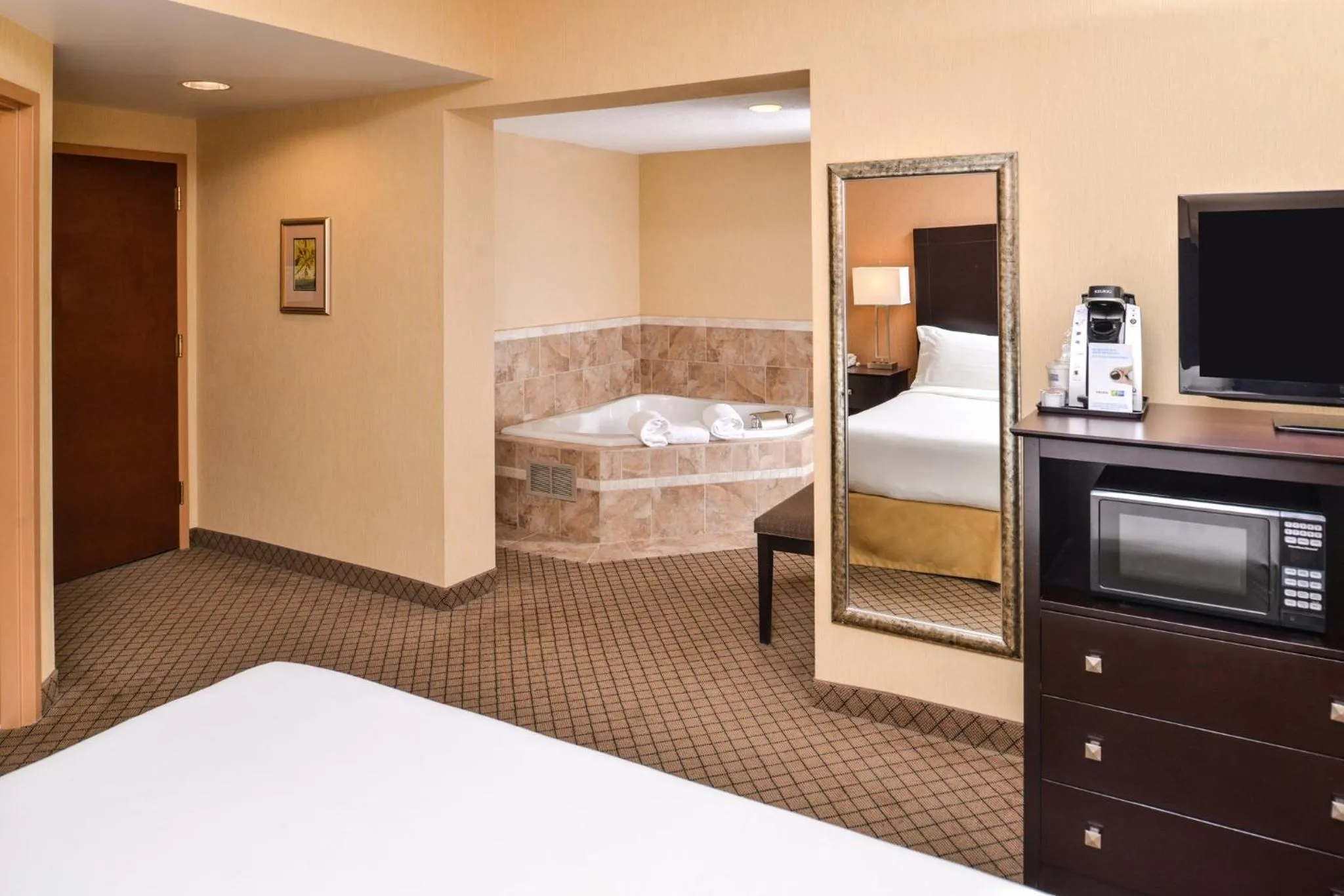 Bedroom, Bed in Holiday Inn Express Lewisburg - New Columbia by IHG