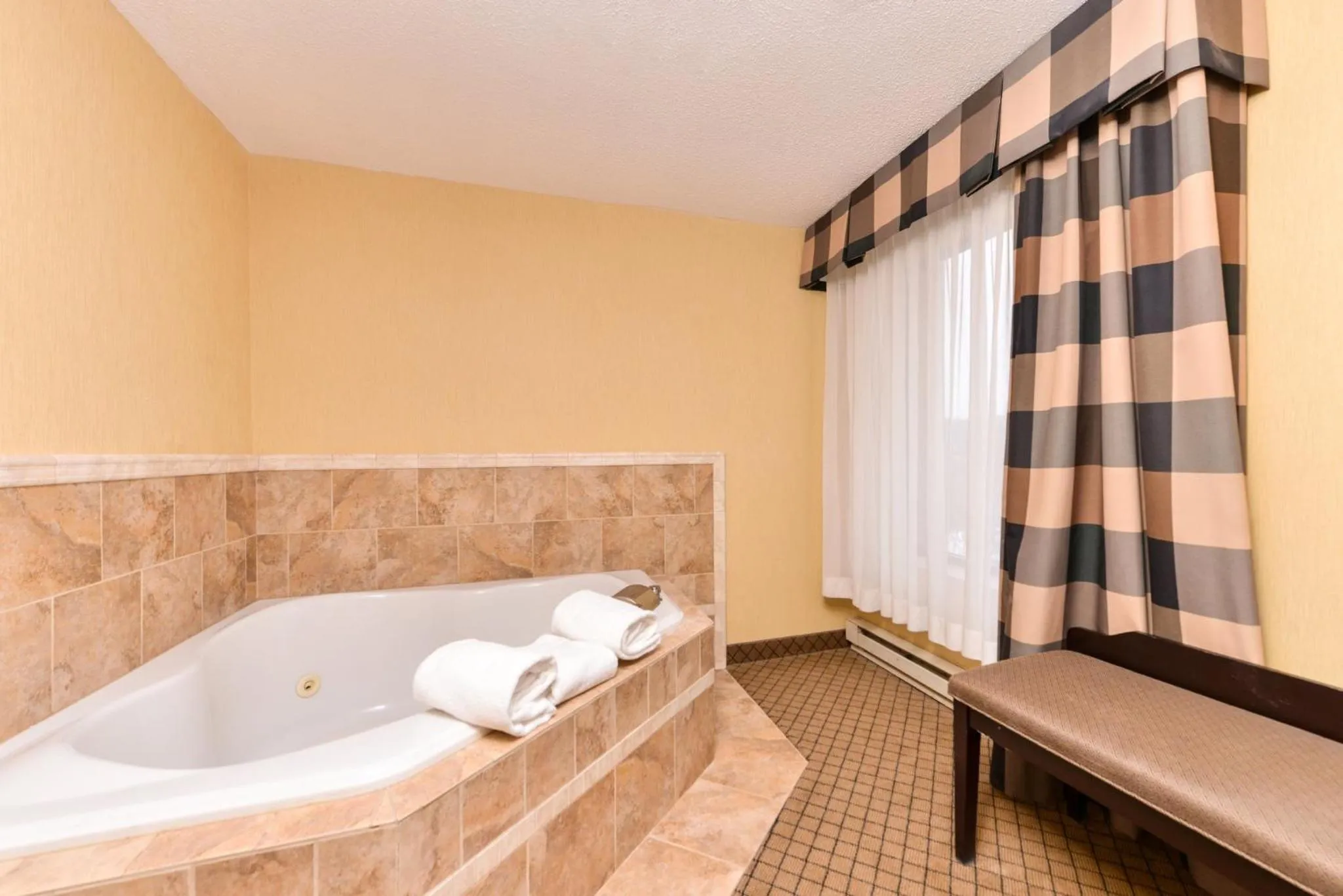 Bedroom in Holiday Inn Express Lewisburg - New Columbia by IHG