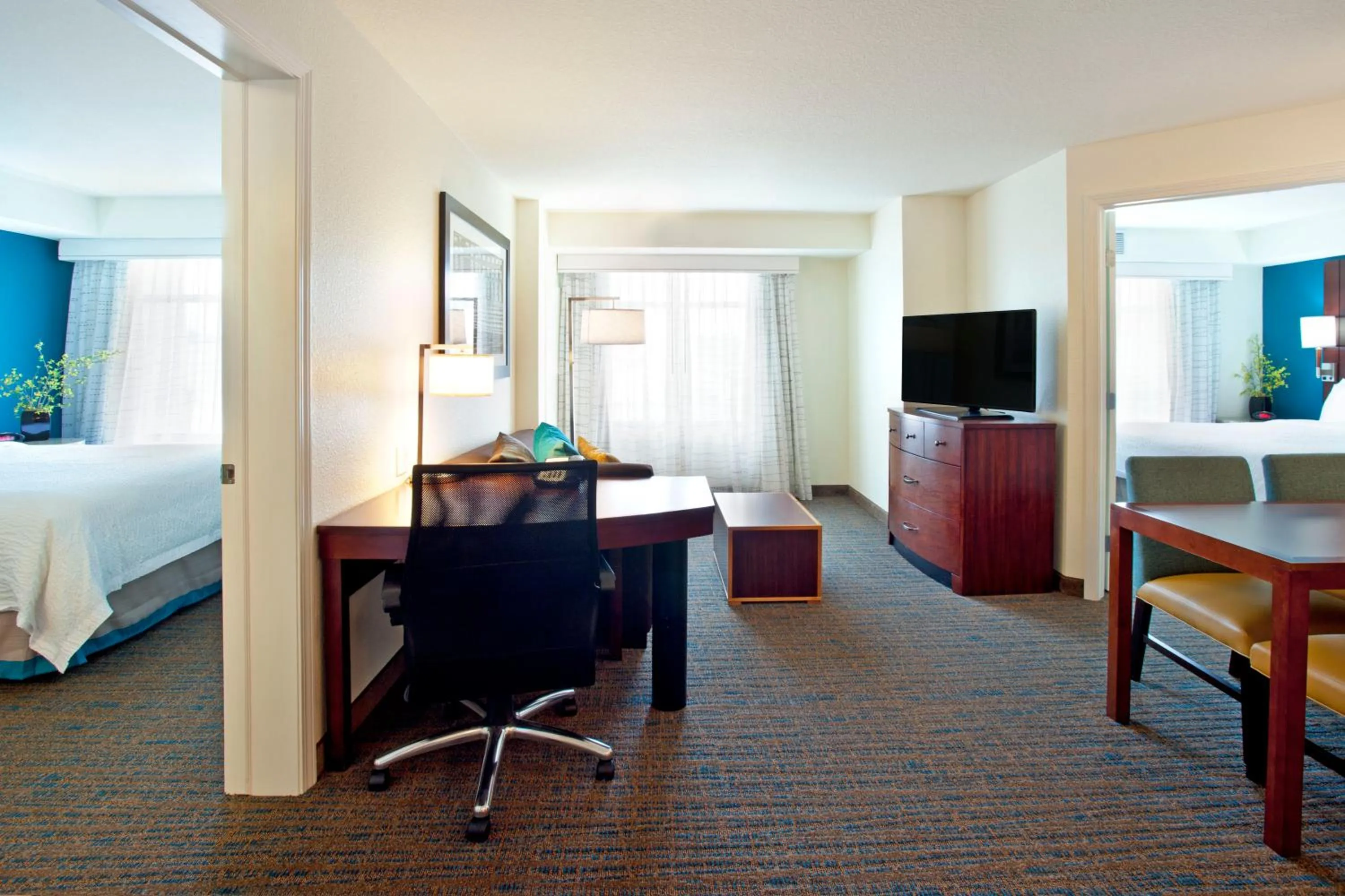 Living room, Bed in Residence Inn by Marriott Portland Airport at Cascade Station
