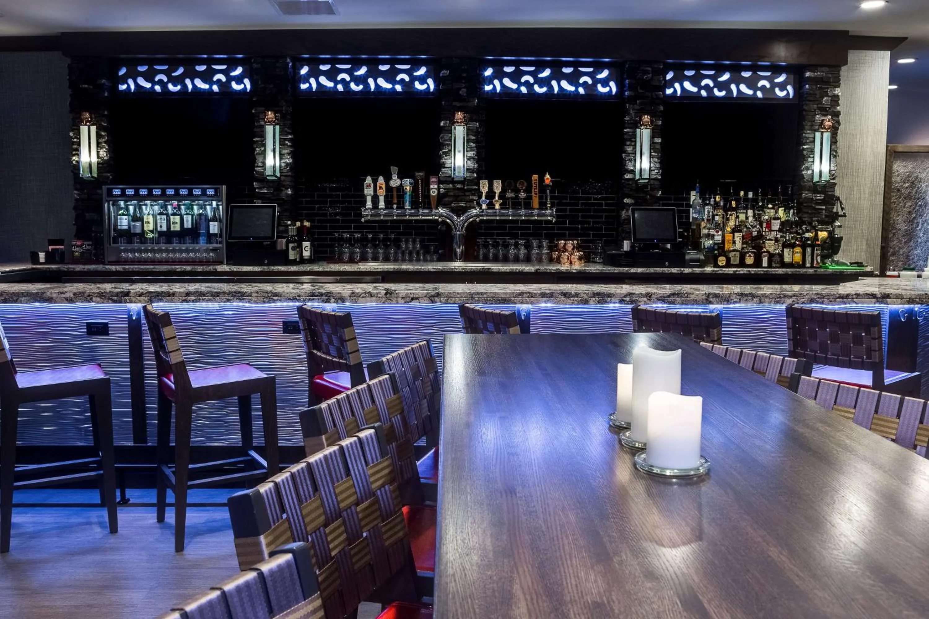 Lounge or bar in Hampton Inn Iowa City/Coralville