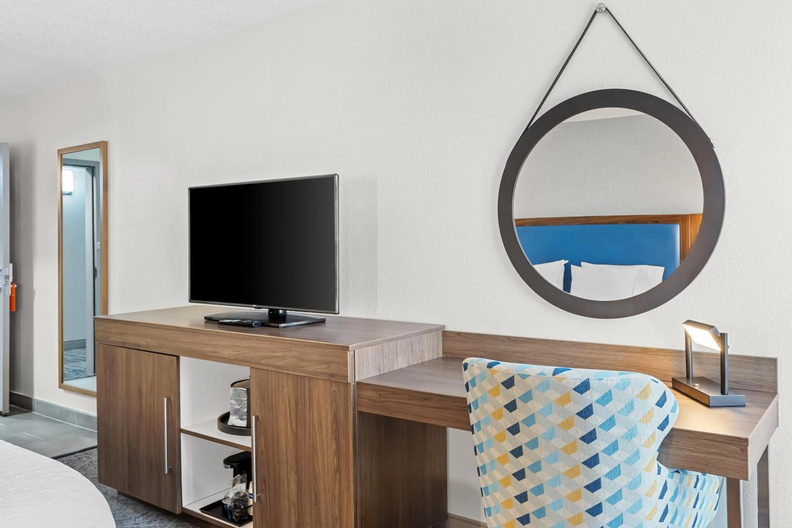 Bedroom in Hampton Inn Akron-Fairlawn