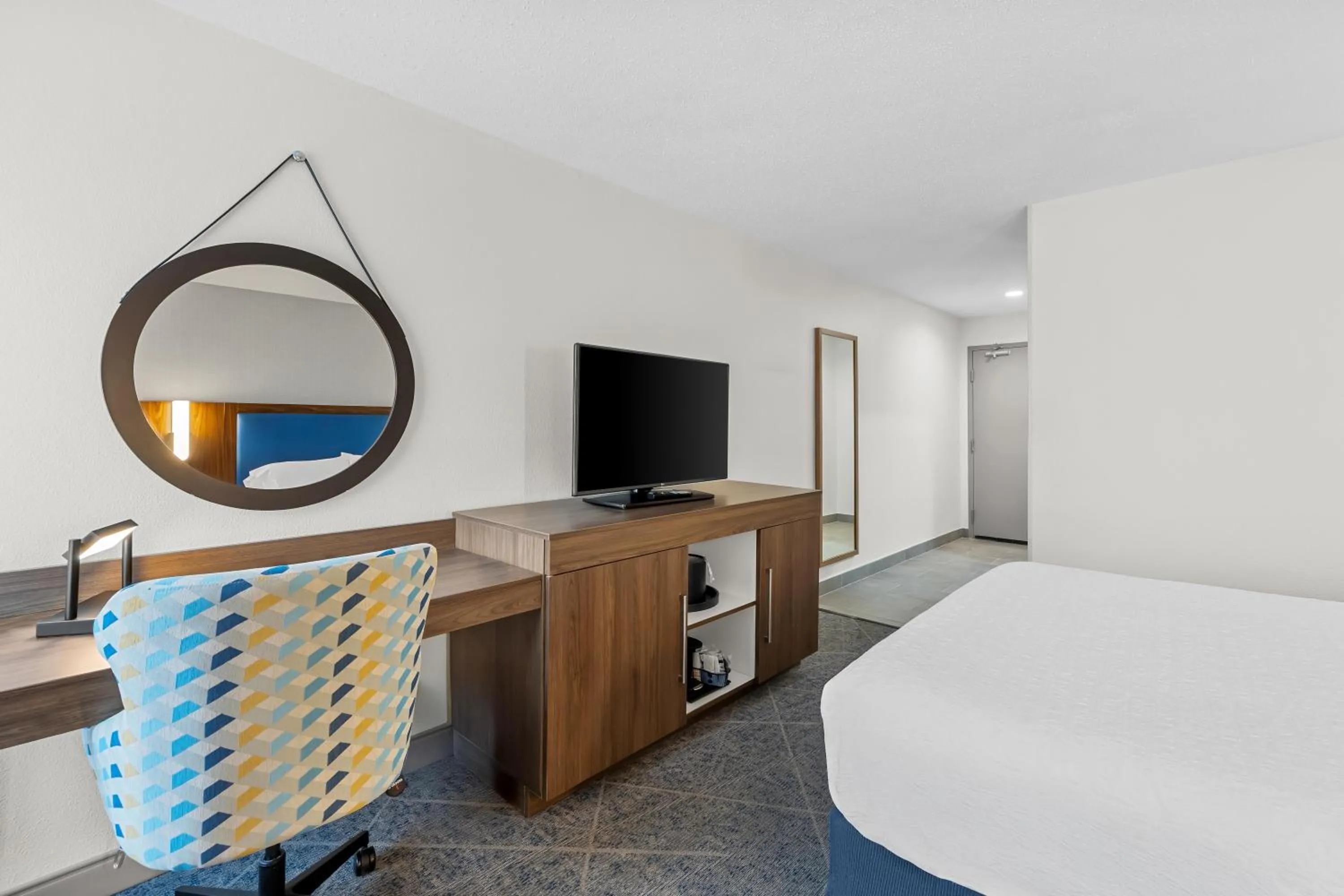 Bedroom, Bed in Hampton Inn Akron-Fairlawn
