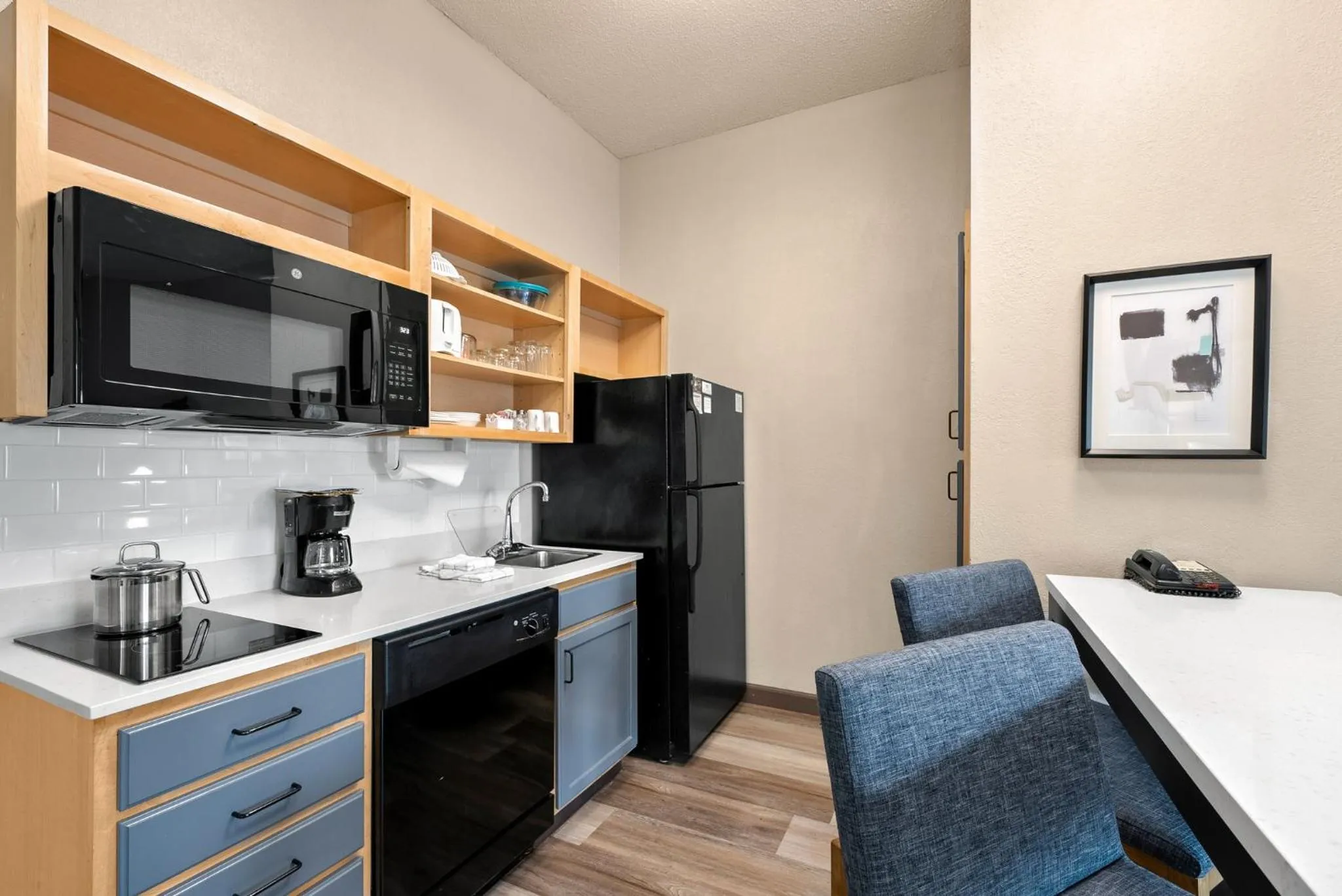 Kitchen or kitchenette in Candlewood Suites Bordentown-Trenton by IHG