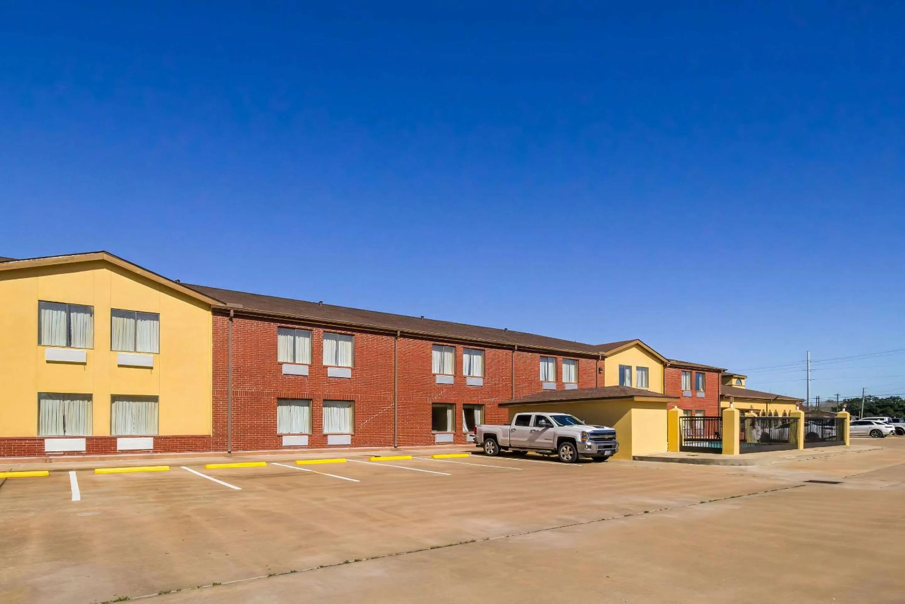 Property building in Quality Inn Bay City TX
