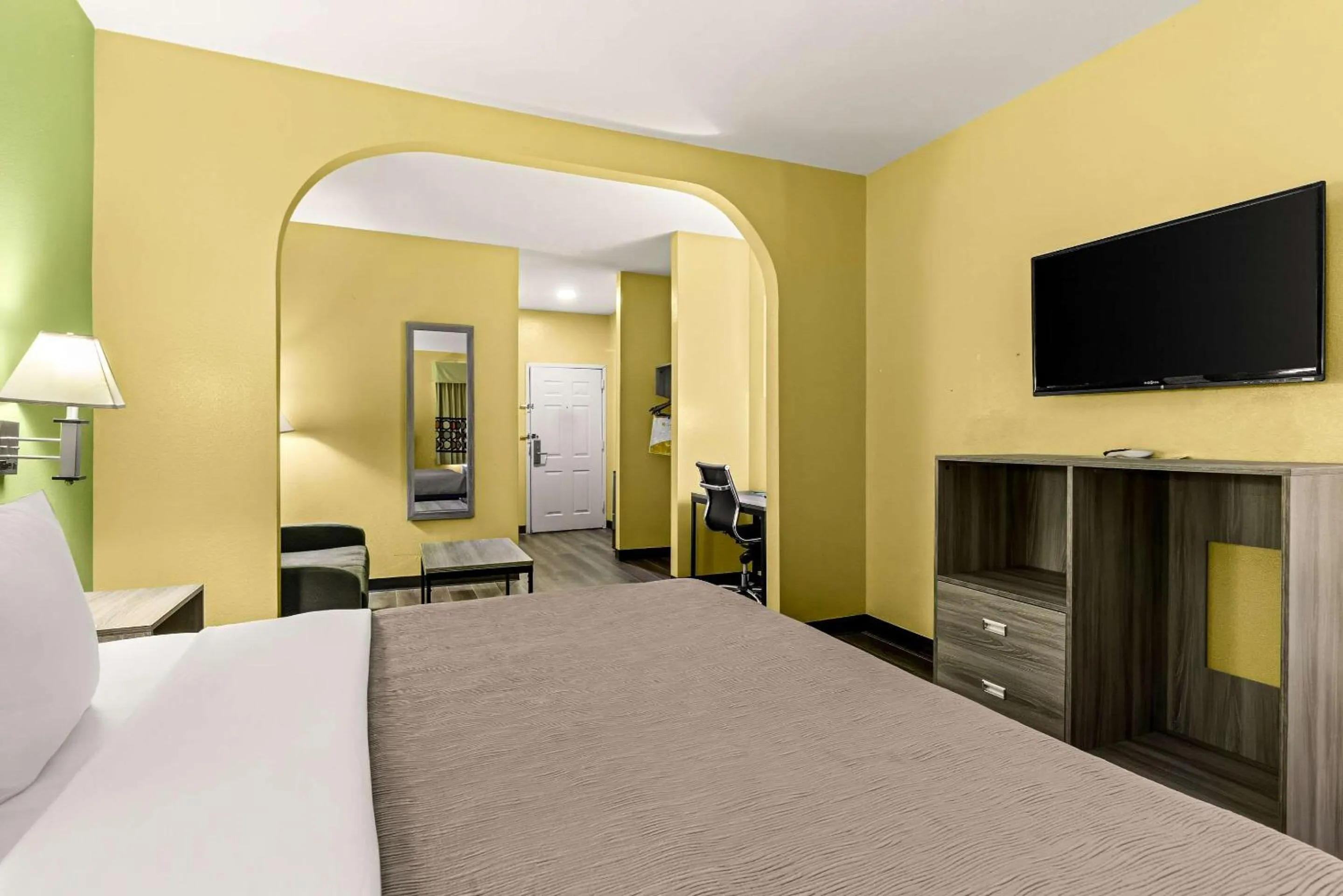 Bedroom, Bed in Quality Inn Bay City TX