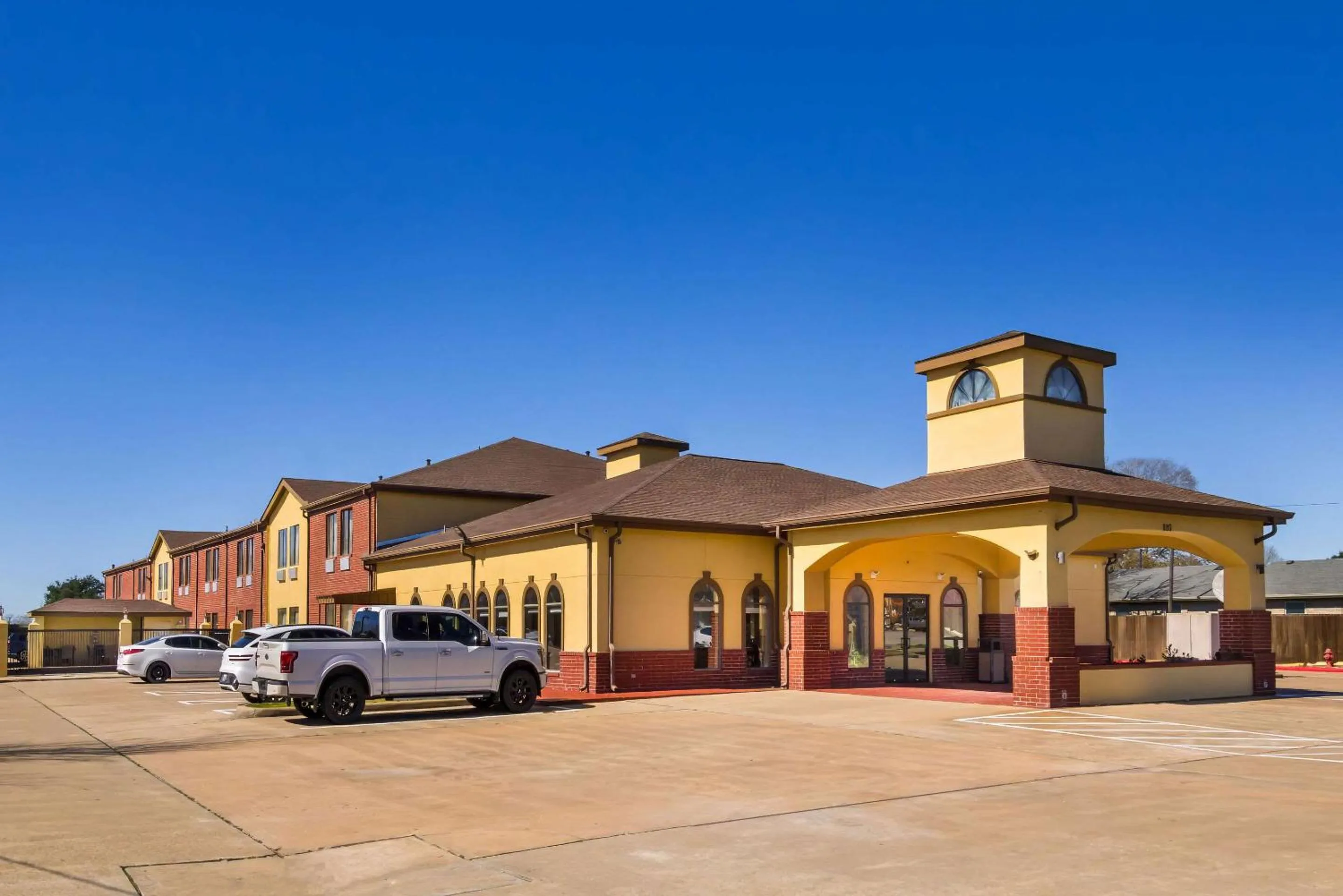 Property building in Quality Inn Bay City TX