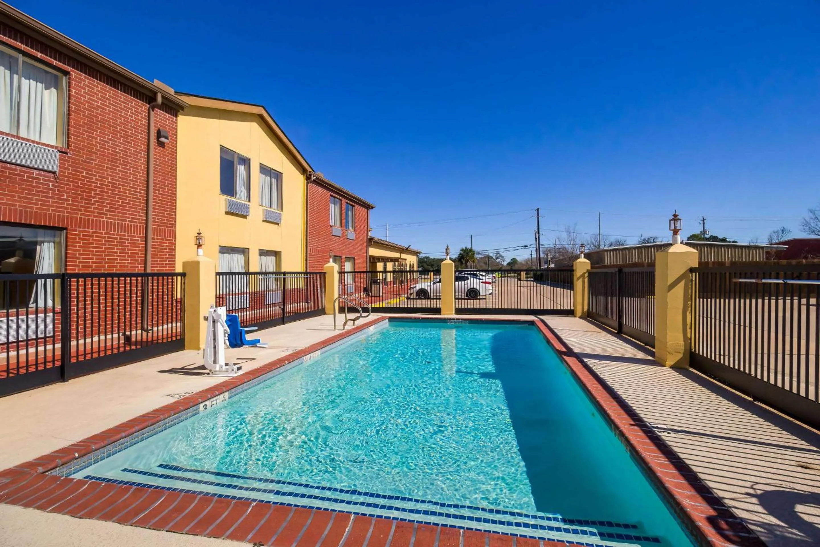 Swimming pool in Quality Inn Bay City TX